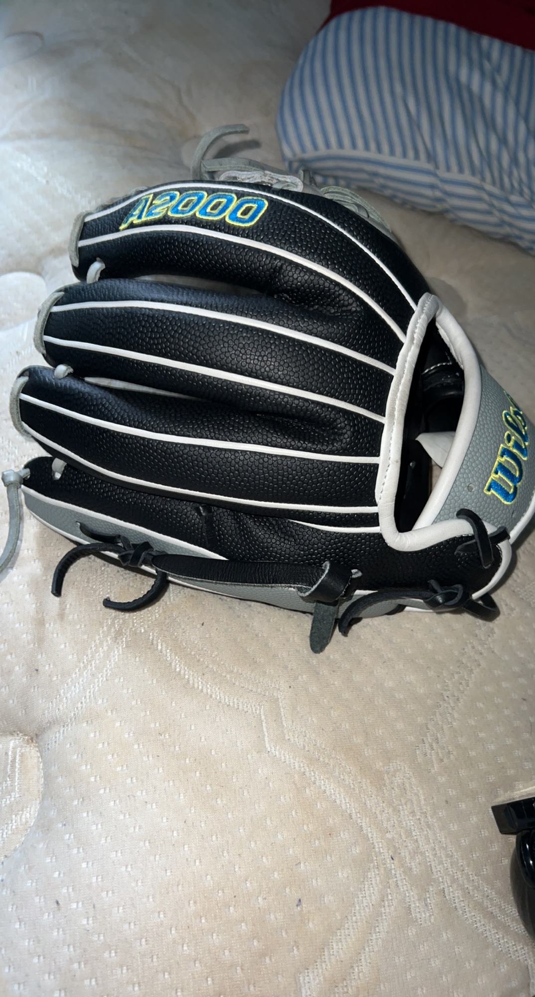 Used Infield 11.5" A2000 1786 Baseball Glove SidelineSwap