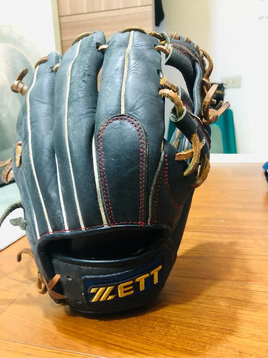 Used Left Hand Throw Baseball Glove 12" SidelineSwap