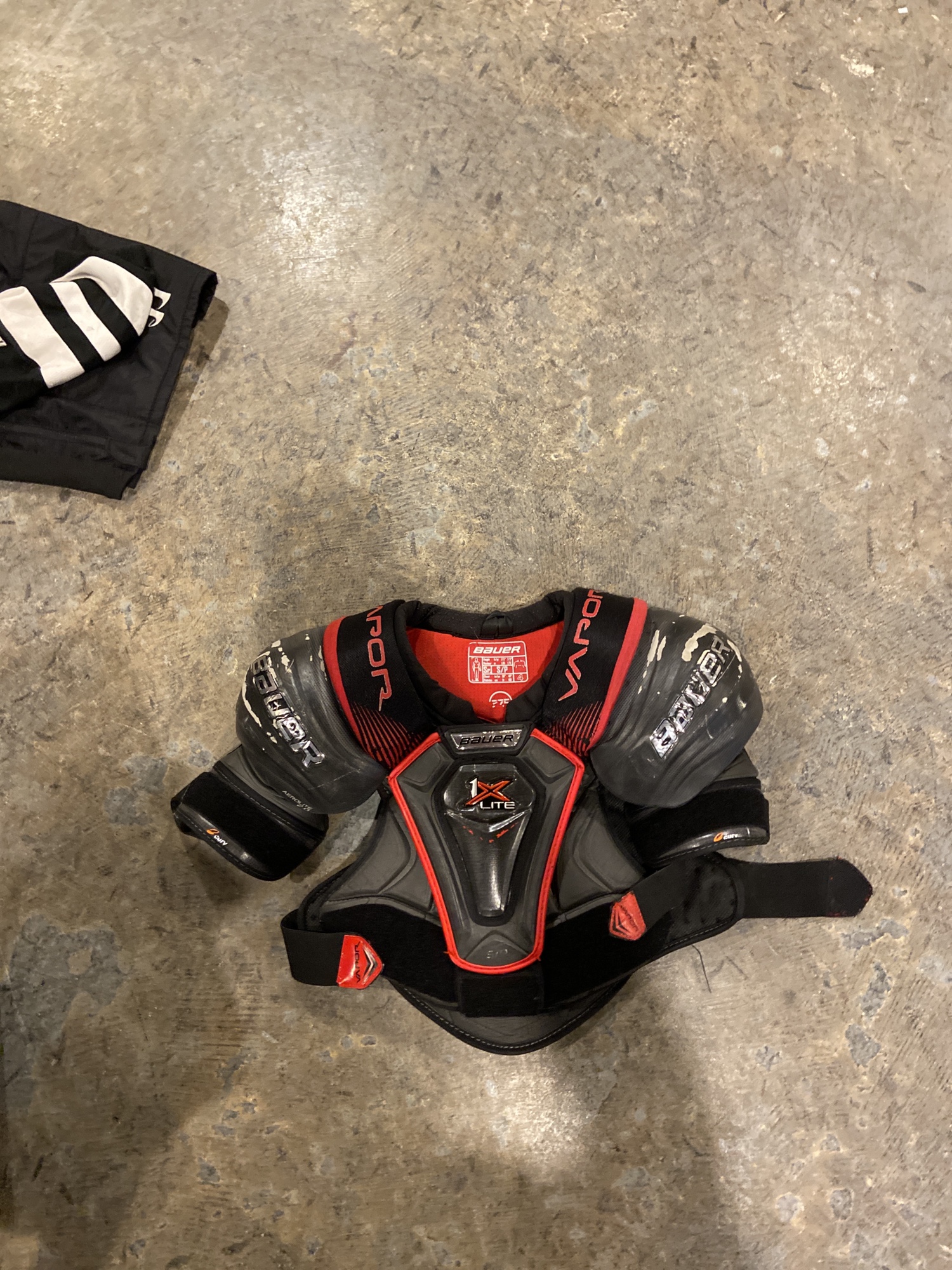 Senior Bauer Vapor 1X Lite Shoulder Pads SidelineSwap