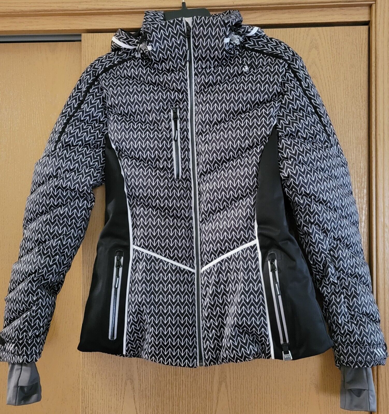 Nils Waterproof Womens Ski Jacket Black and White Size 8 SidelineSwap