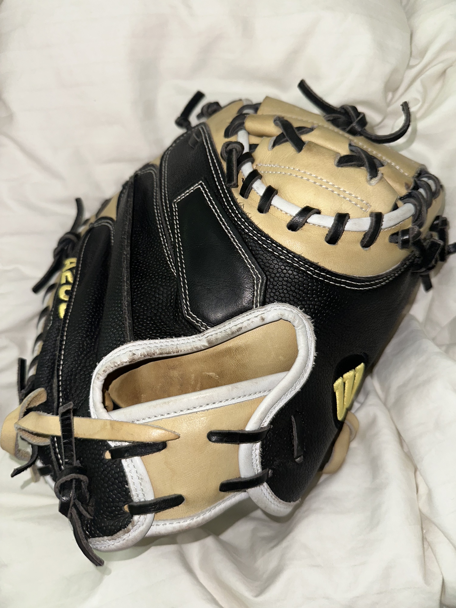 Used Wilson 2019 A2000 M1SS Superskin (33.5”) Catcher’s Mitt SidelineSwap