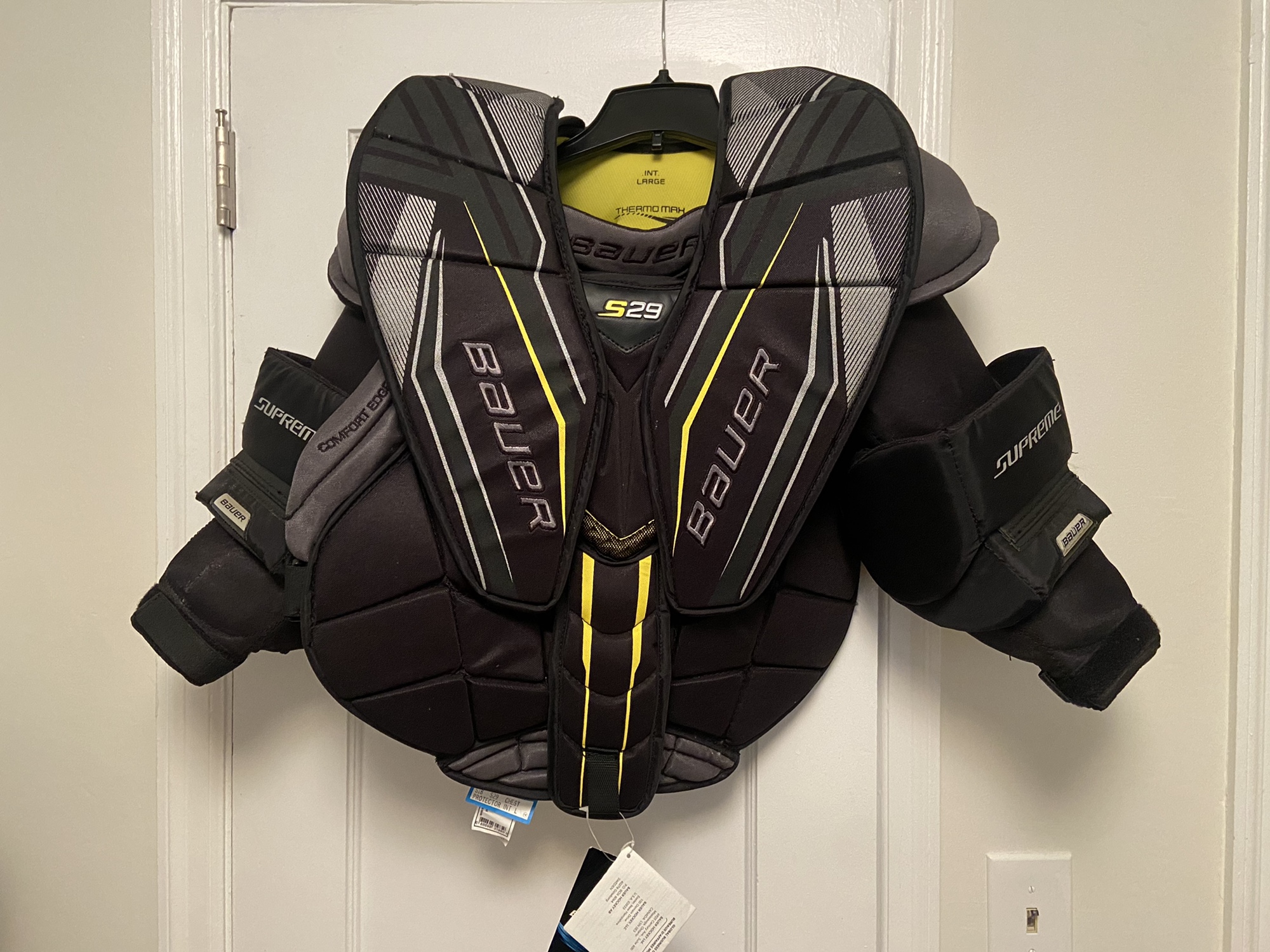 New Medium/Large Bauer S29 Goalie Chest Protector SidelineSwap