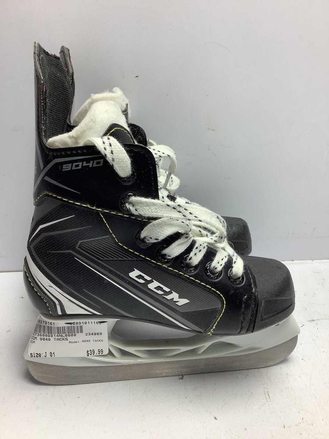 Used Ccm 9040 Tacks Junior 01 Ice Hockey Skates SidelineSwap