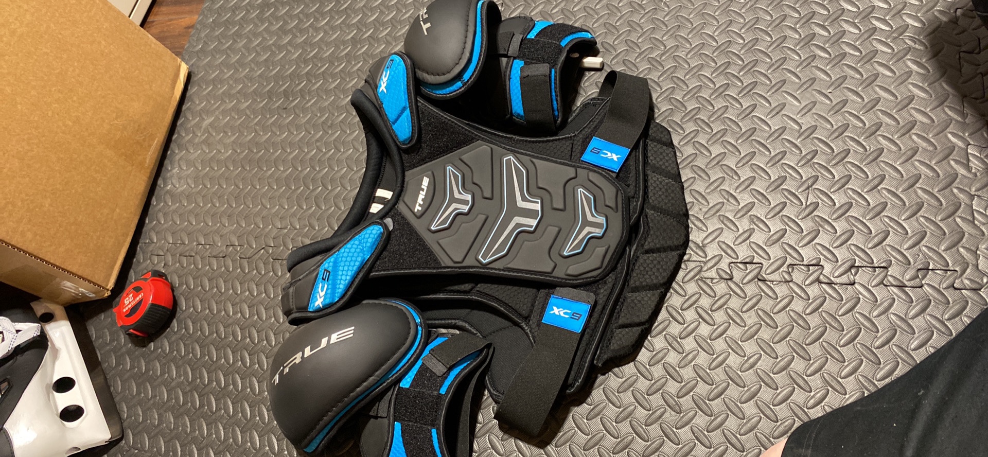 New Senior Medium True XC9 Shoulder Pads SidelineSwap