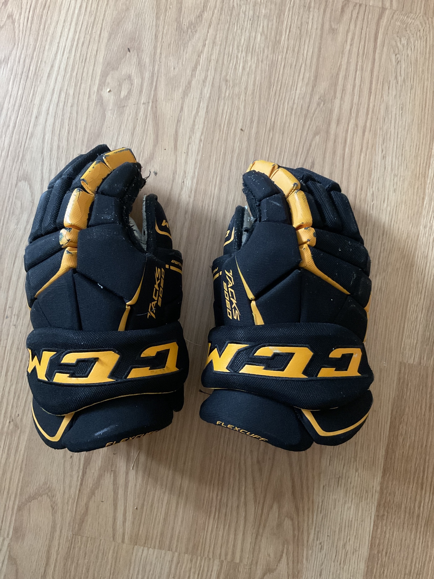 CCM 14" Tacks 9060 Gloves SidelineSwap