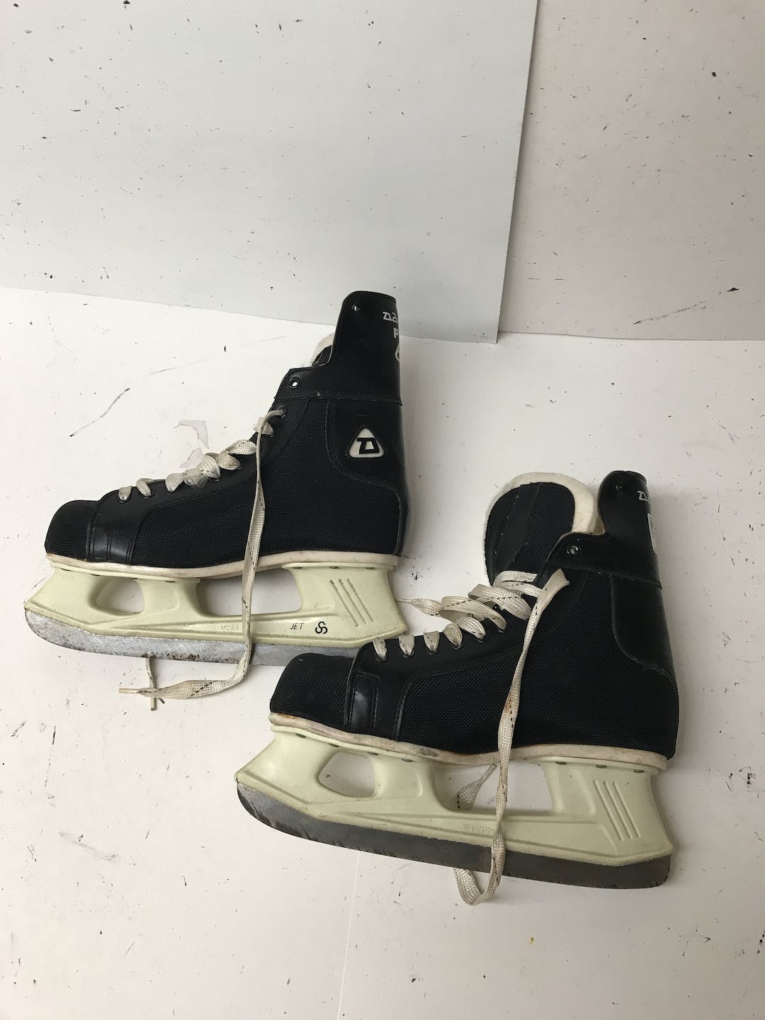 Used Easton Zair Skates Senior 8 Ice Hockey Skates SidelineSwap