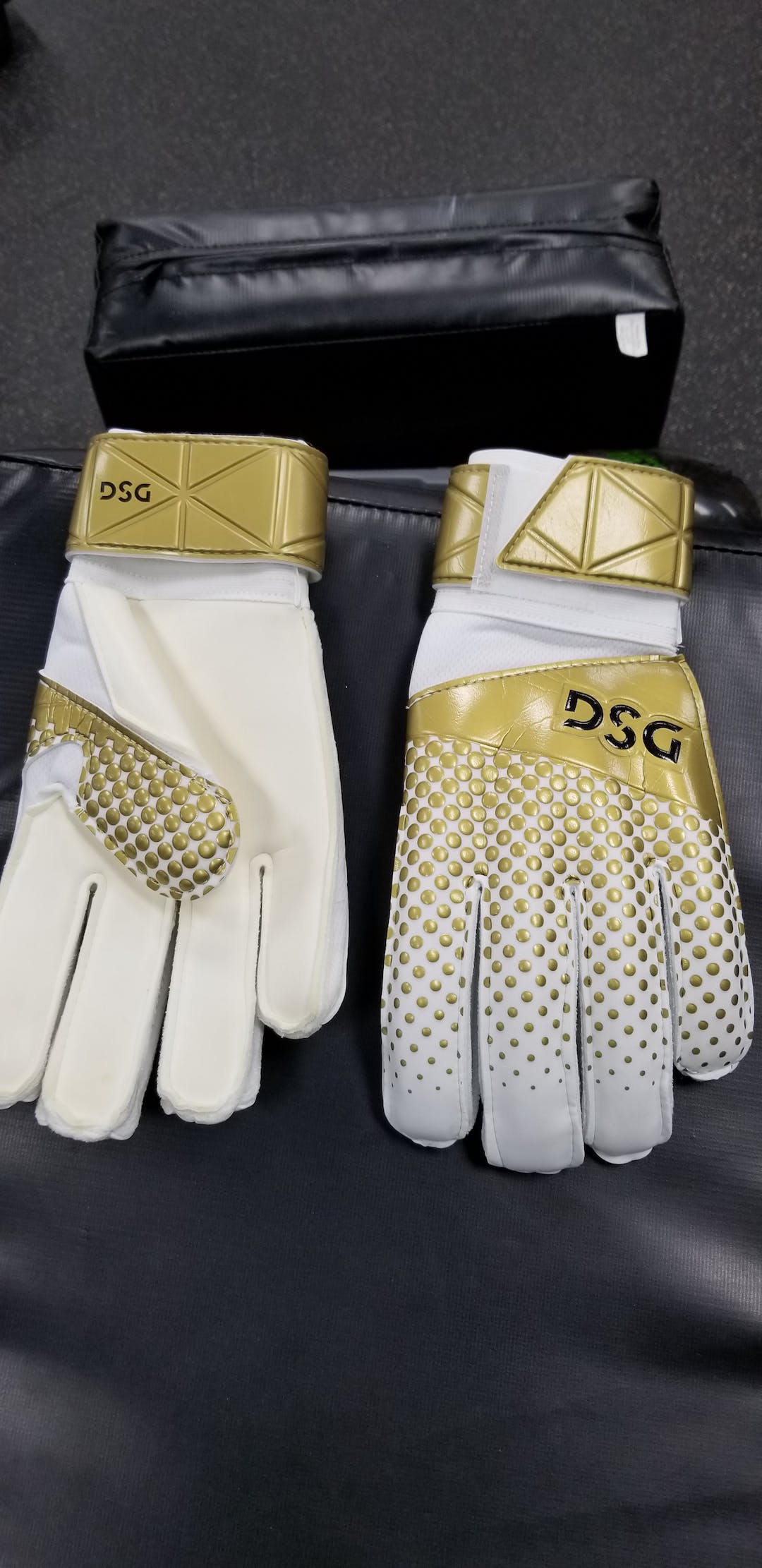 New Dsg Goalie Gloves New 10 Soccer Goal Gloves SidelineSwap