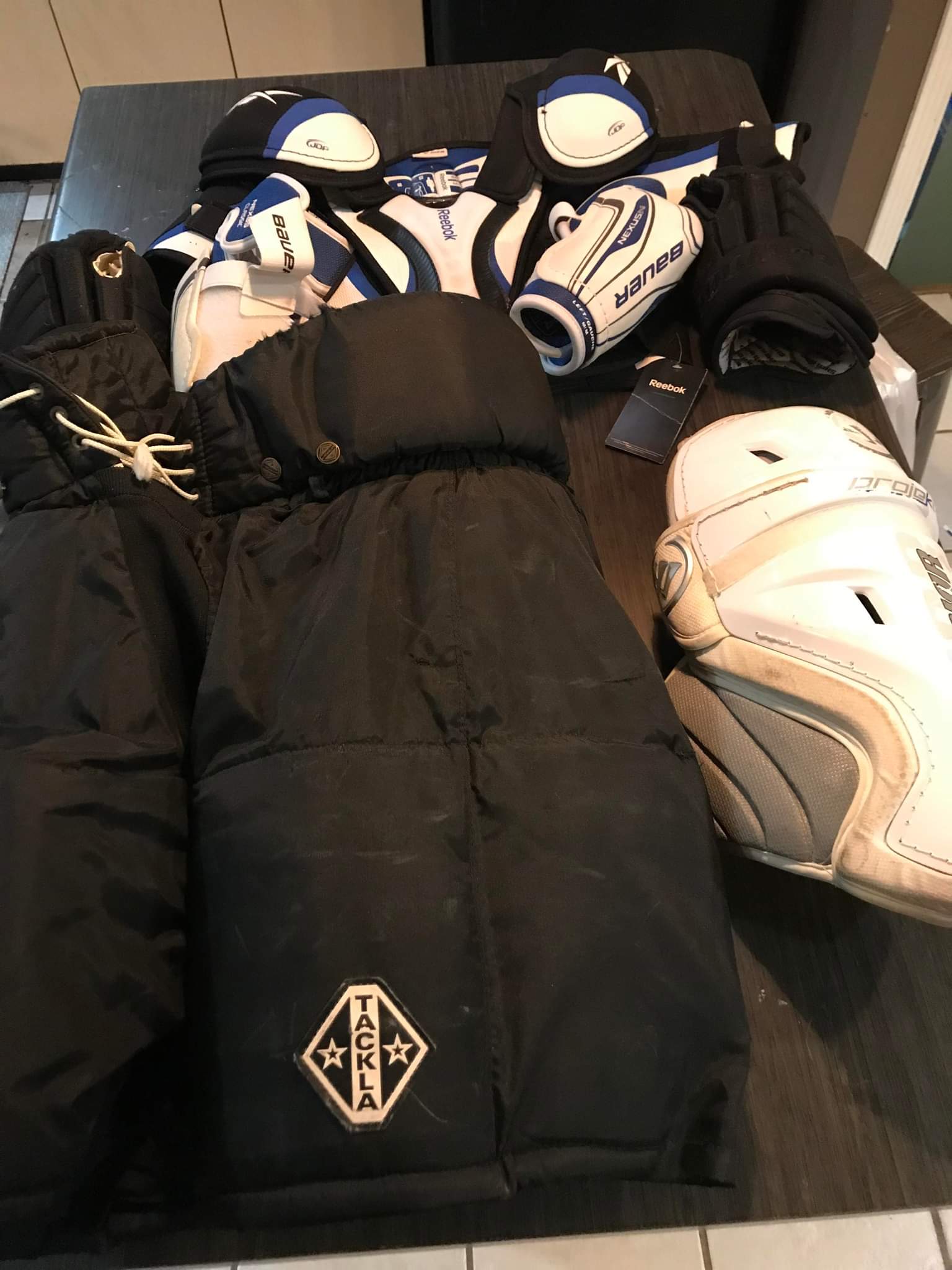 Senior MEDIUM FULL Hockey equipment set SidelineSwap