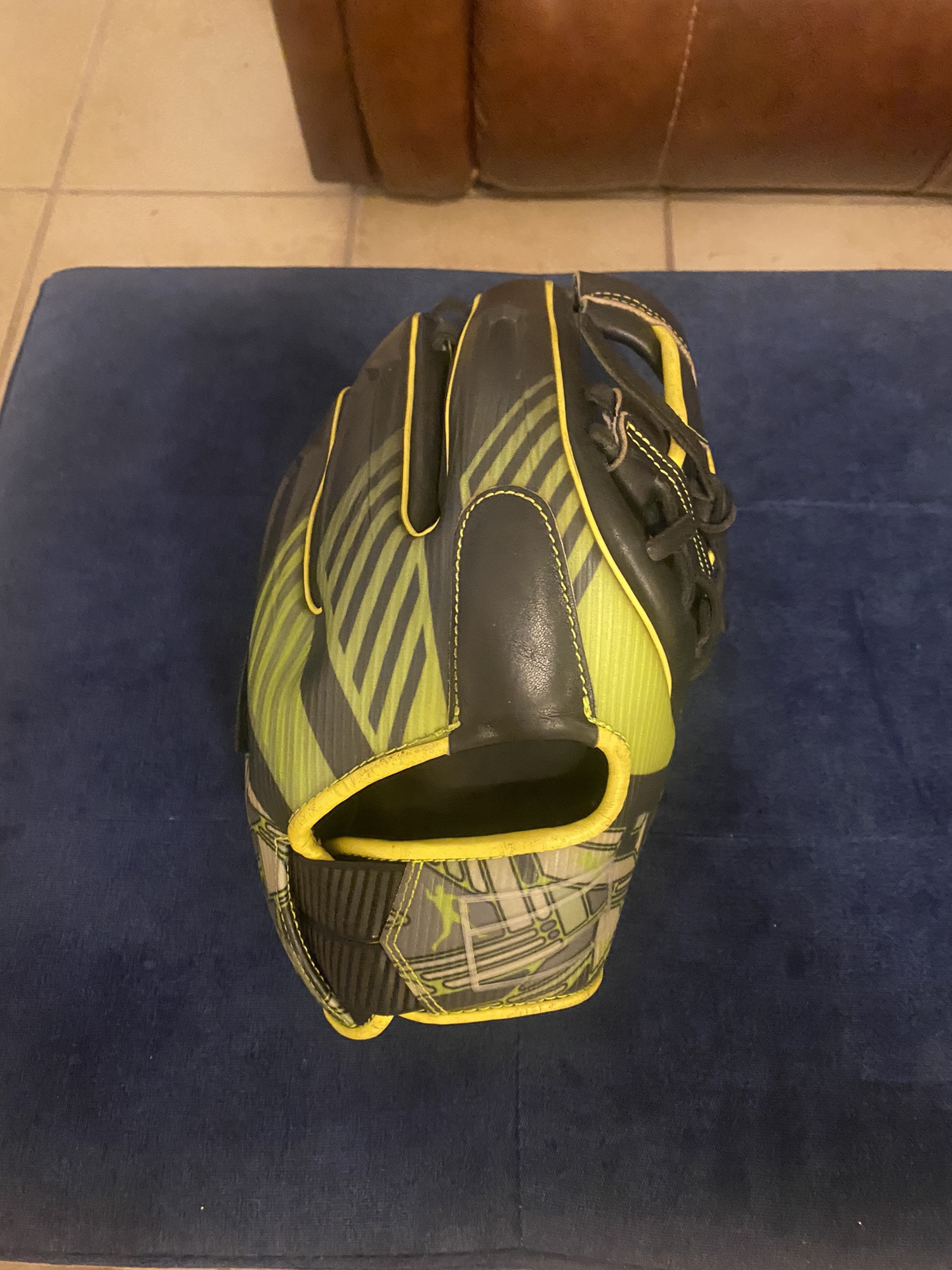 Used Infield 11.75" REV1X Baseball Glove SidelineSwap