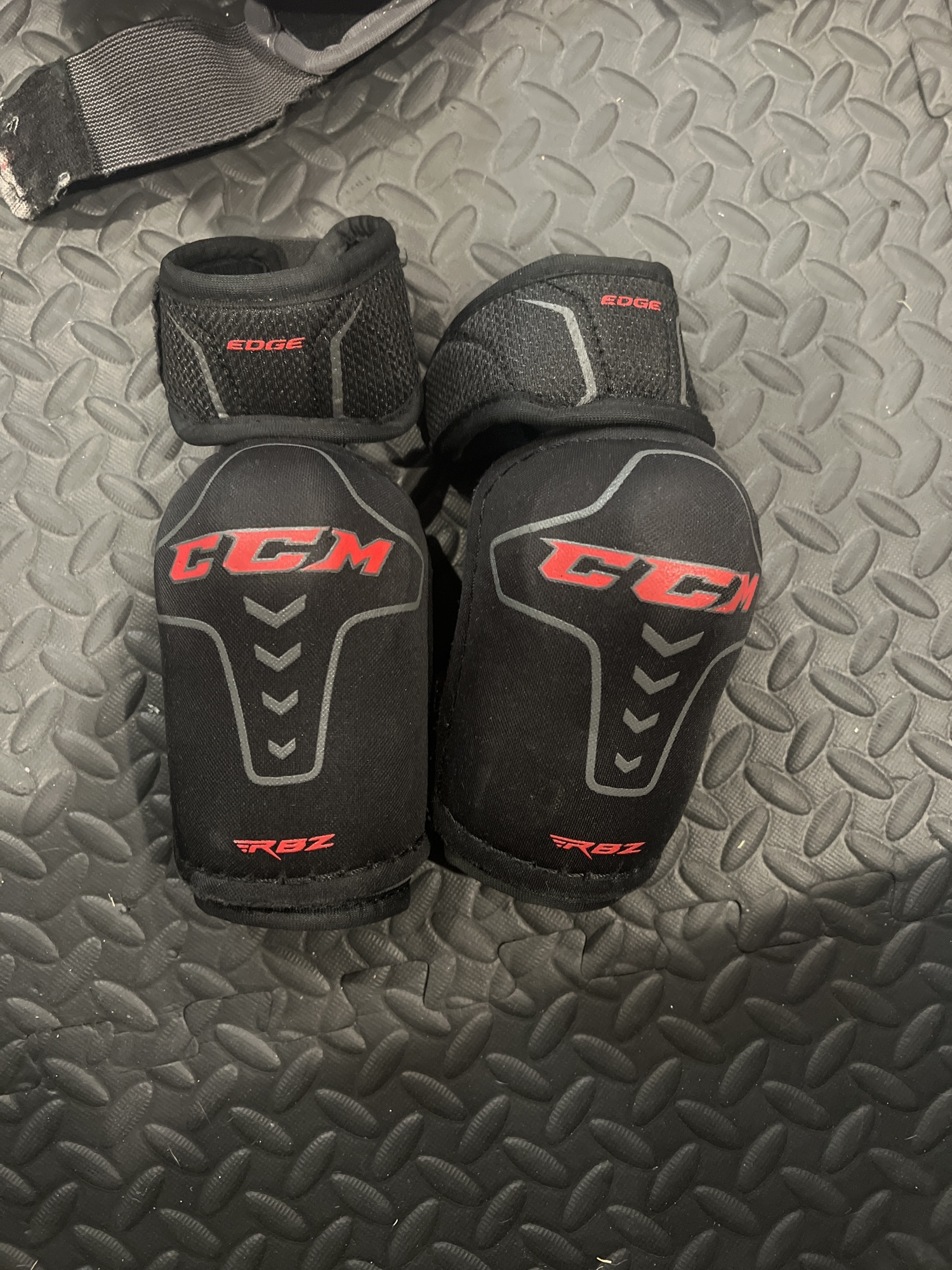 Used Medium CCM RBZ 130 Elbow Pads SidelineSwap