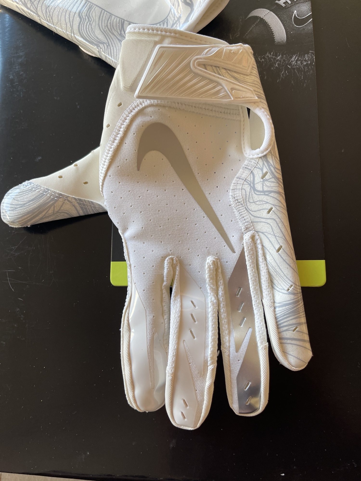white nike vapor jet gloves