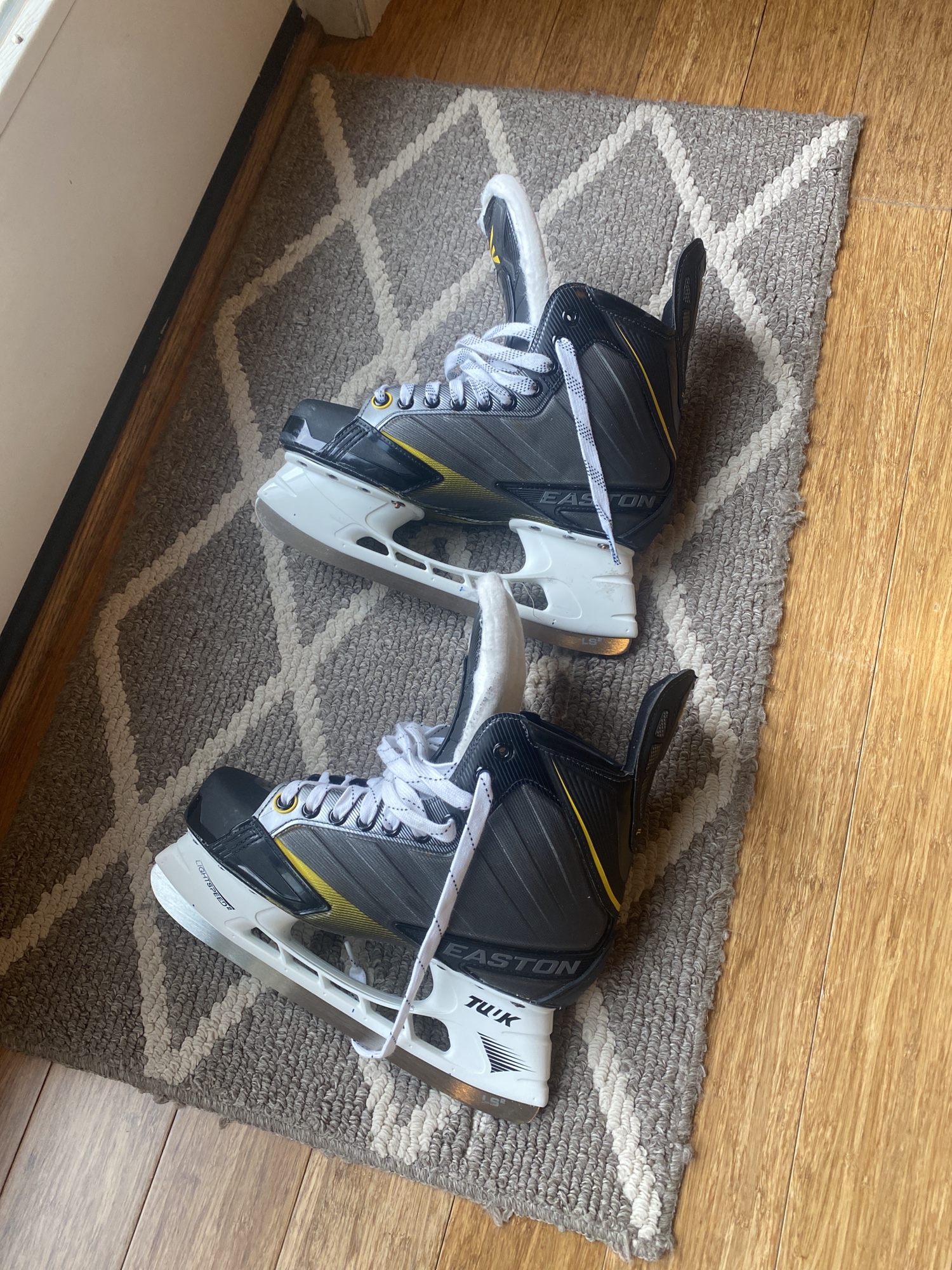 New Easton NHL Pro Stock Hockey Skates (size 8) SidelineSwap
