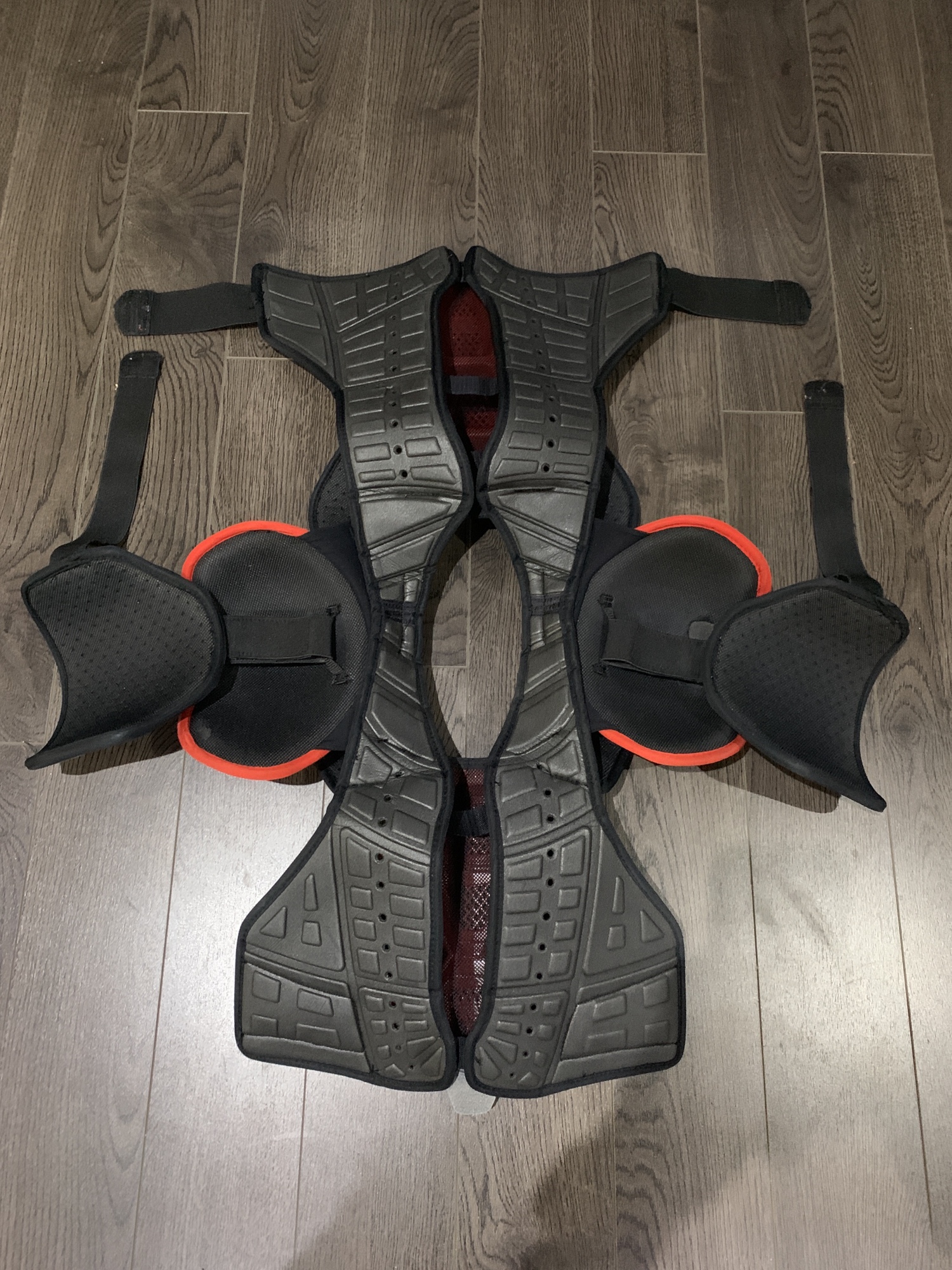 CCM U+ CRAZY LIGHT SHOULDER PADS SENIOR MEDIUM SidelineSwap