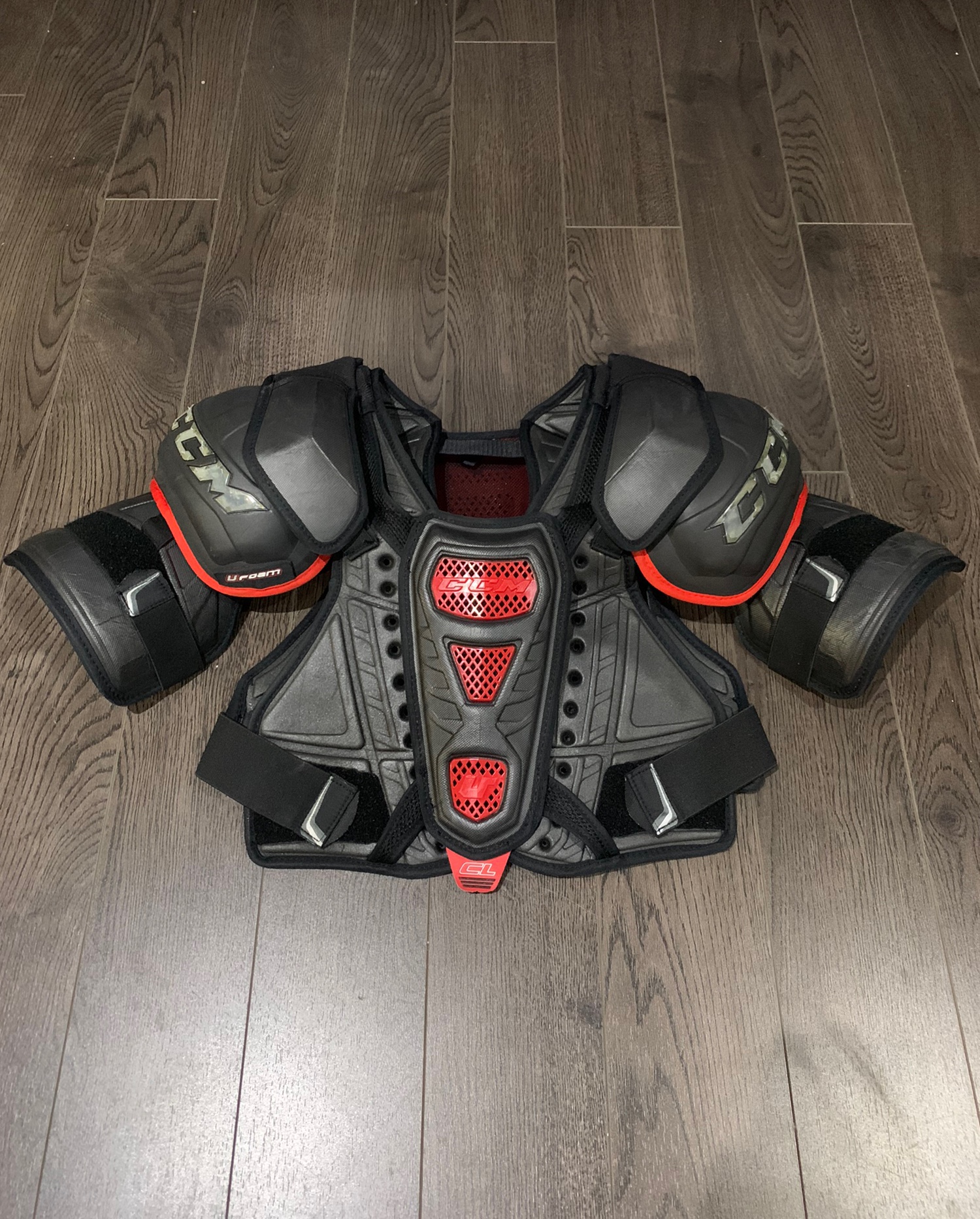 CCM U+ CRAZY LIGHT SHOULDER PADS SENIOR MEDIUM SidelineSwap