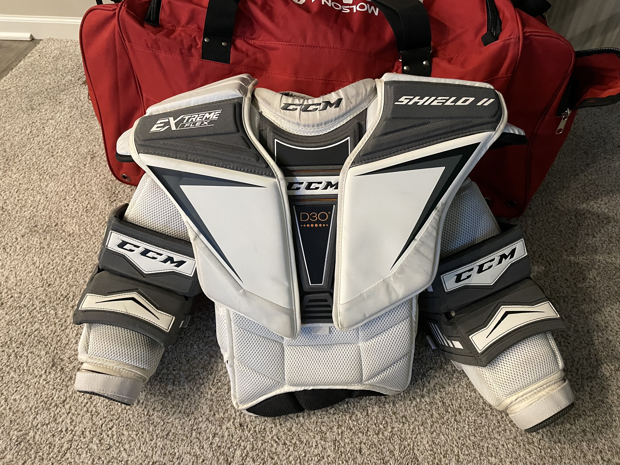 Used Sr. Small CCM chest protector SidelineSwap Used Sr. Small CCM chest protector SidelineSwap