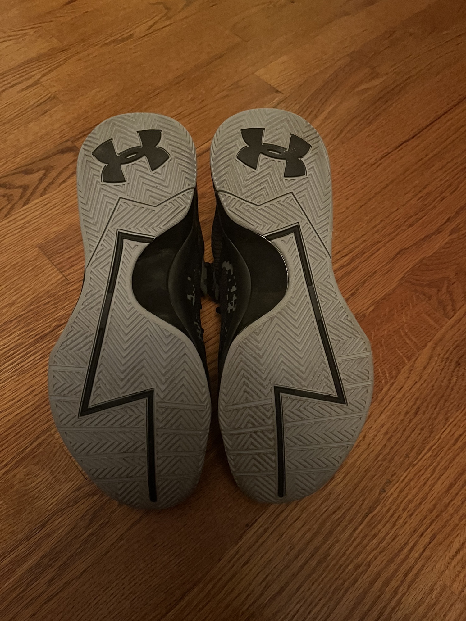 Men's Size 9.5 Under Armour Charged Basketball Shoes SidelineSwap