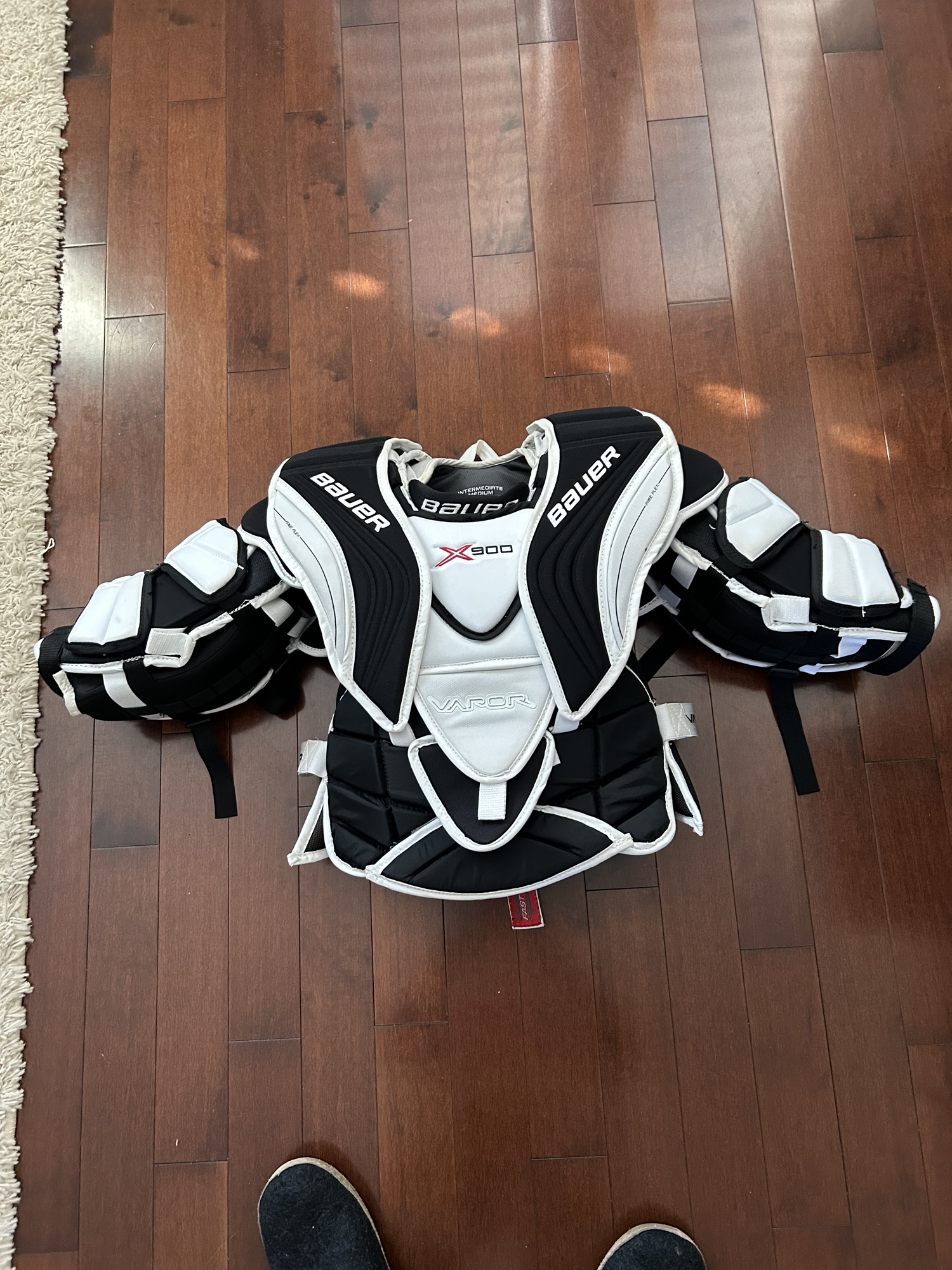 Large Bauer Vapor X900 Goalie Chest Protector SidelineSwap