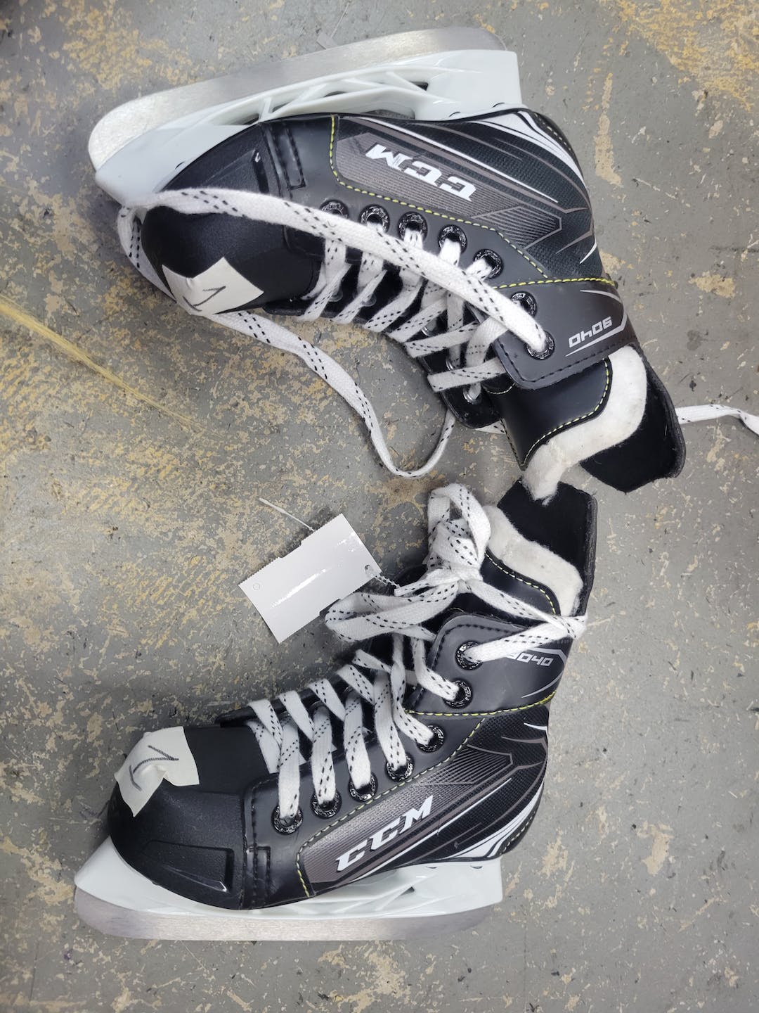 Used Ccm Super Tacks 9350 Junior 01 Ice Hockey Skates SidelineSwap