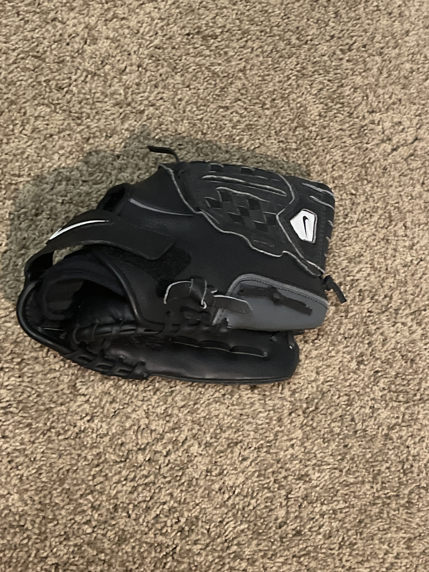 Nike Barely Used Outfield/infield Youth Baseball Glove SidelineSwap