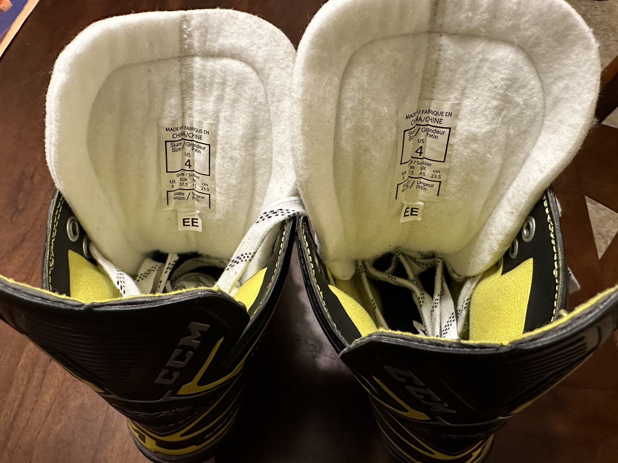 Intermediate CCM Extra Wide Width Size 4 Super Tacks 9370 Hockey Skates