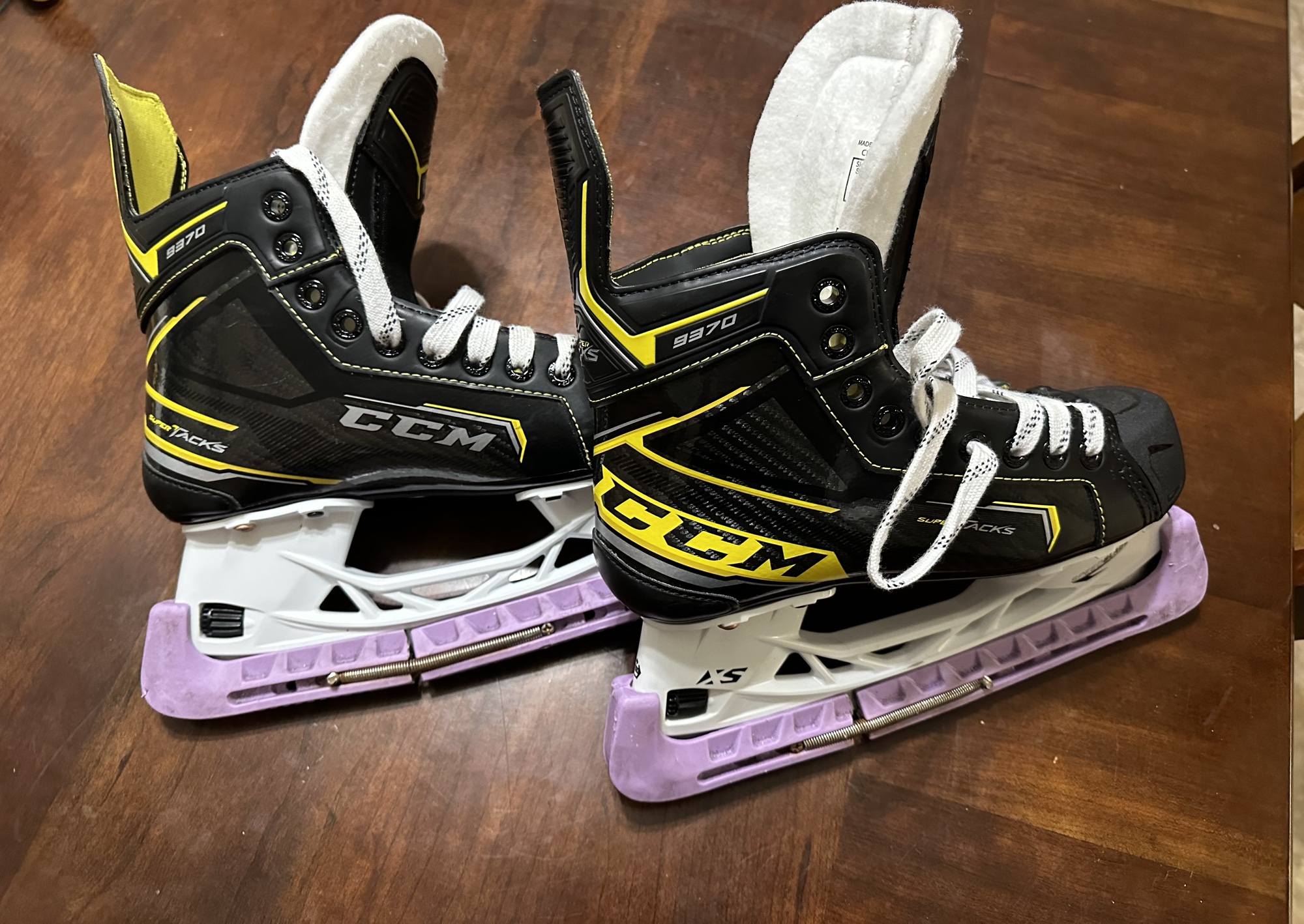 Intermediate CCM Extra Wide Width Size 4 Super Tacks 9370 Hockey Skates