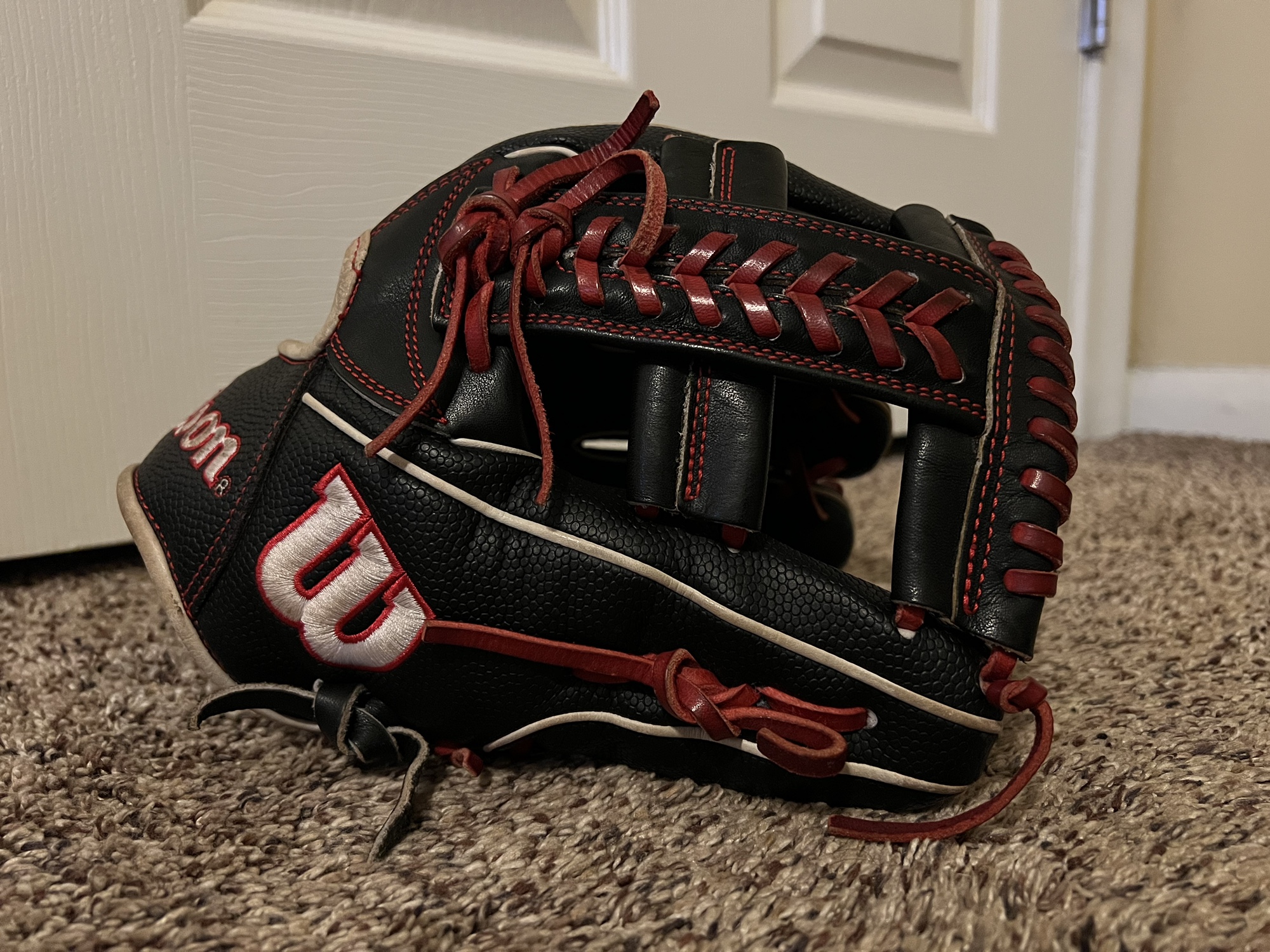 Slightly Used Infield 11.75" A2000 Baseball Glove SidelineSwap