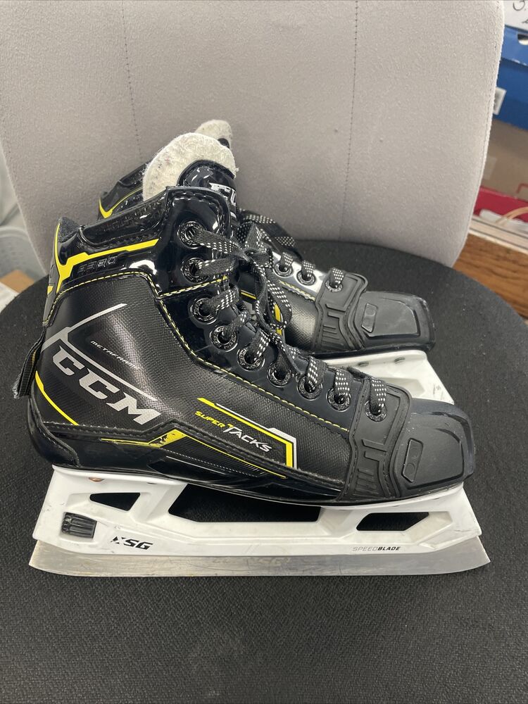 Junior Size 3.5 CCM SUPER TACKS 9380 ICE HOCKEY GOALIE SKATES