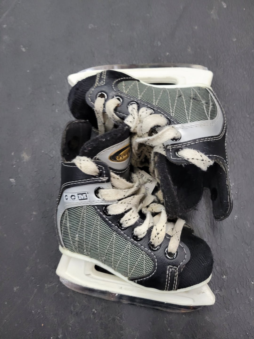 Used Ccm Powerline 500 Youth 09.0 Ice Hockey Skates SidelineSwap