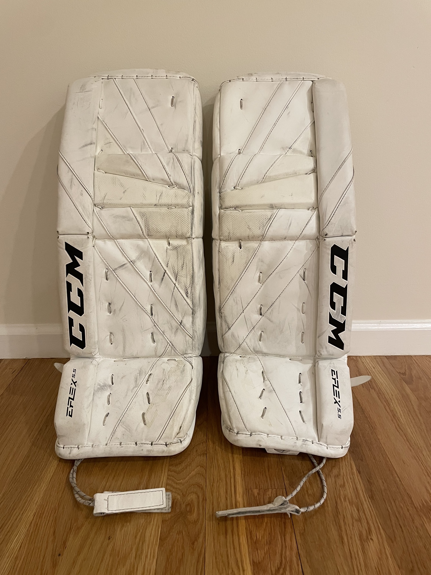26” CCM EFLEX 5.5 Hockey Goalie Leg Pads Junior SidelineSwap