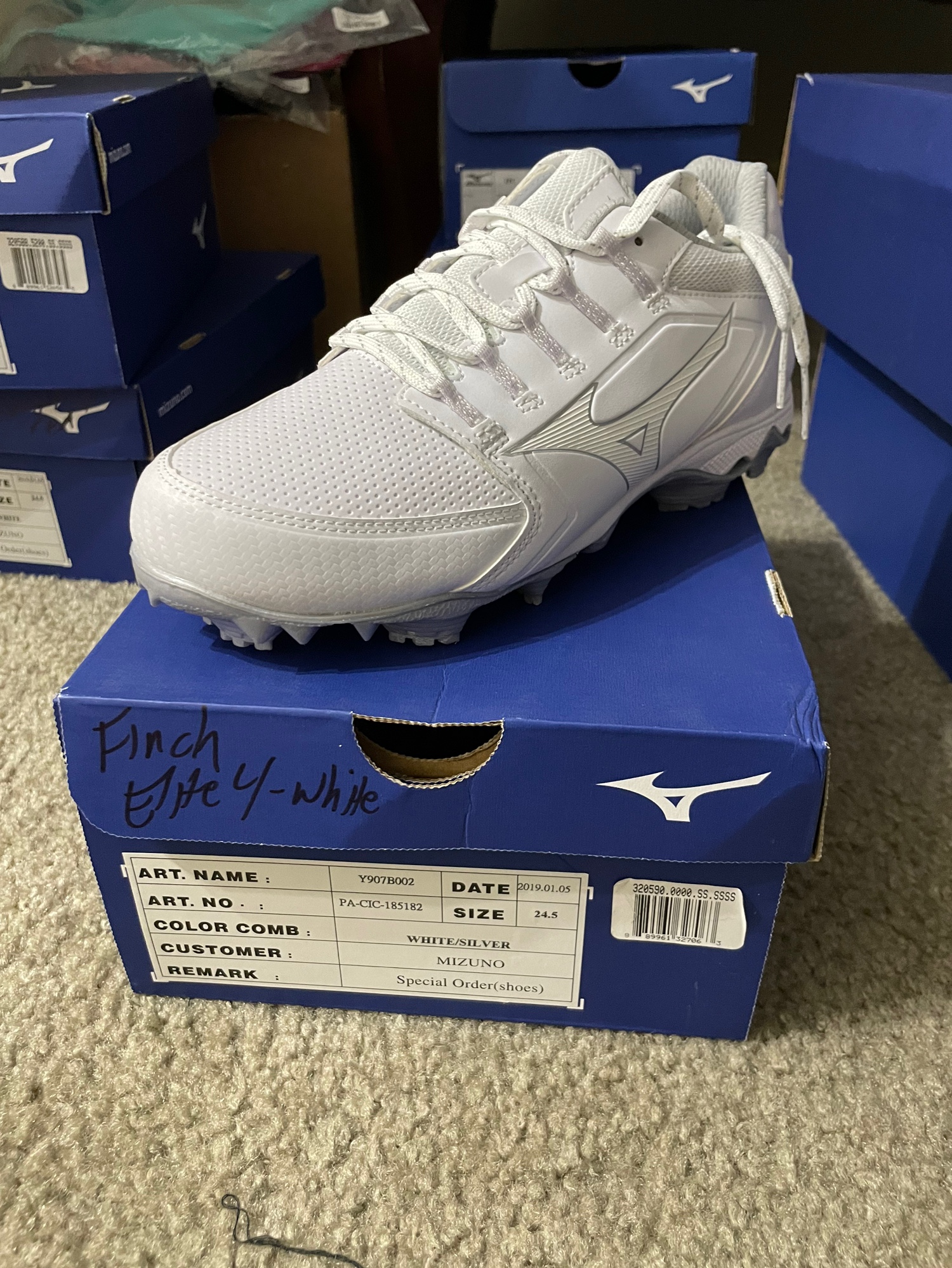 mizuno women's metal cleats white