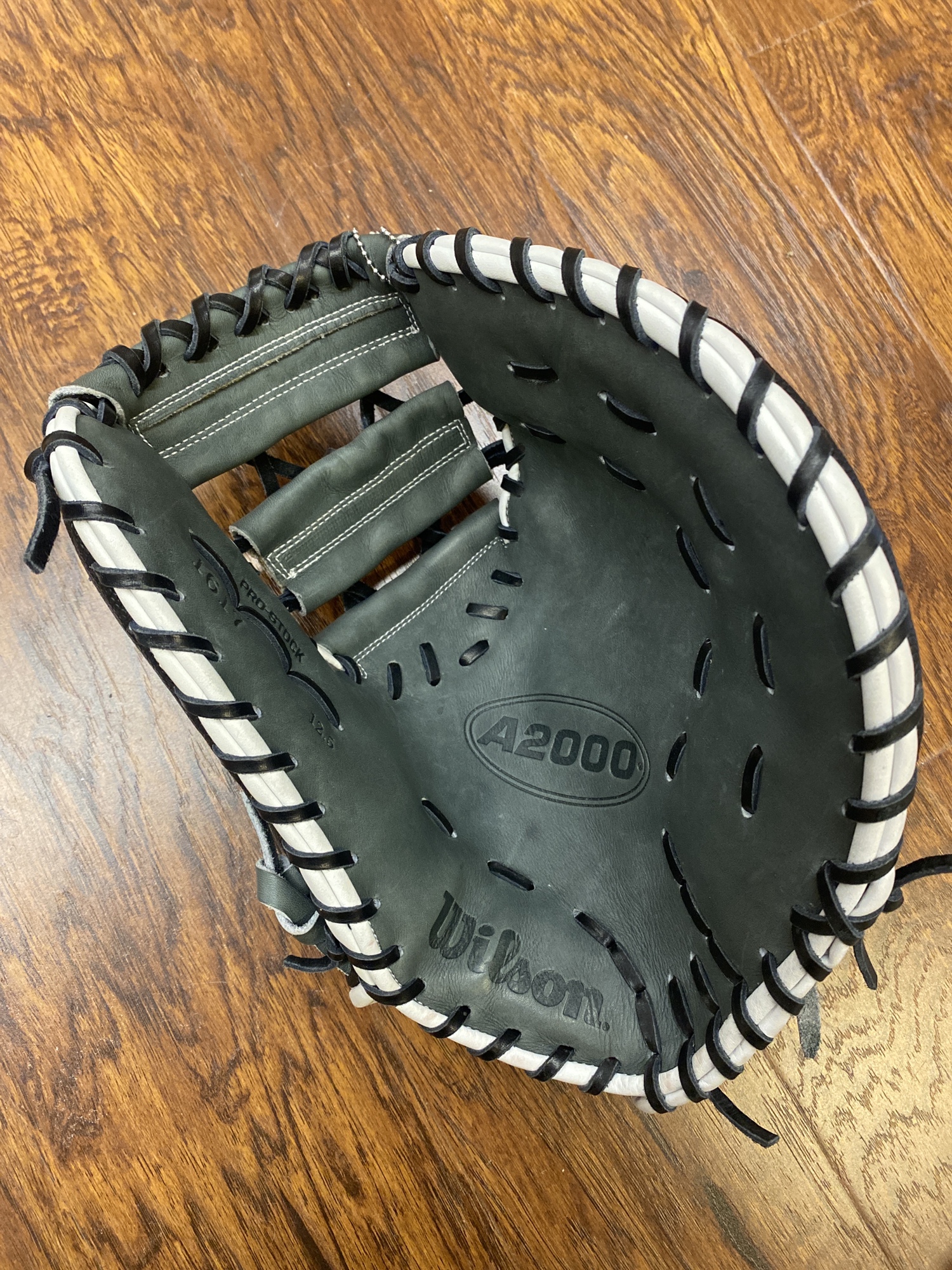 Wilson A2000 12.5” RHT Baseball First Baseman Mitt Model 1617 and Black