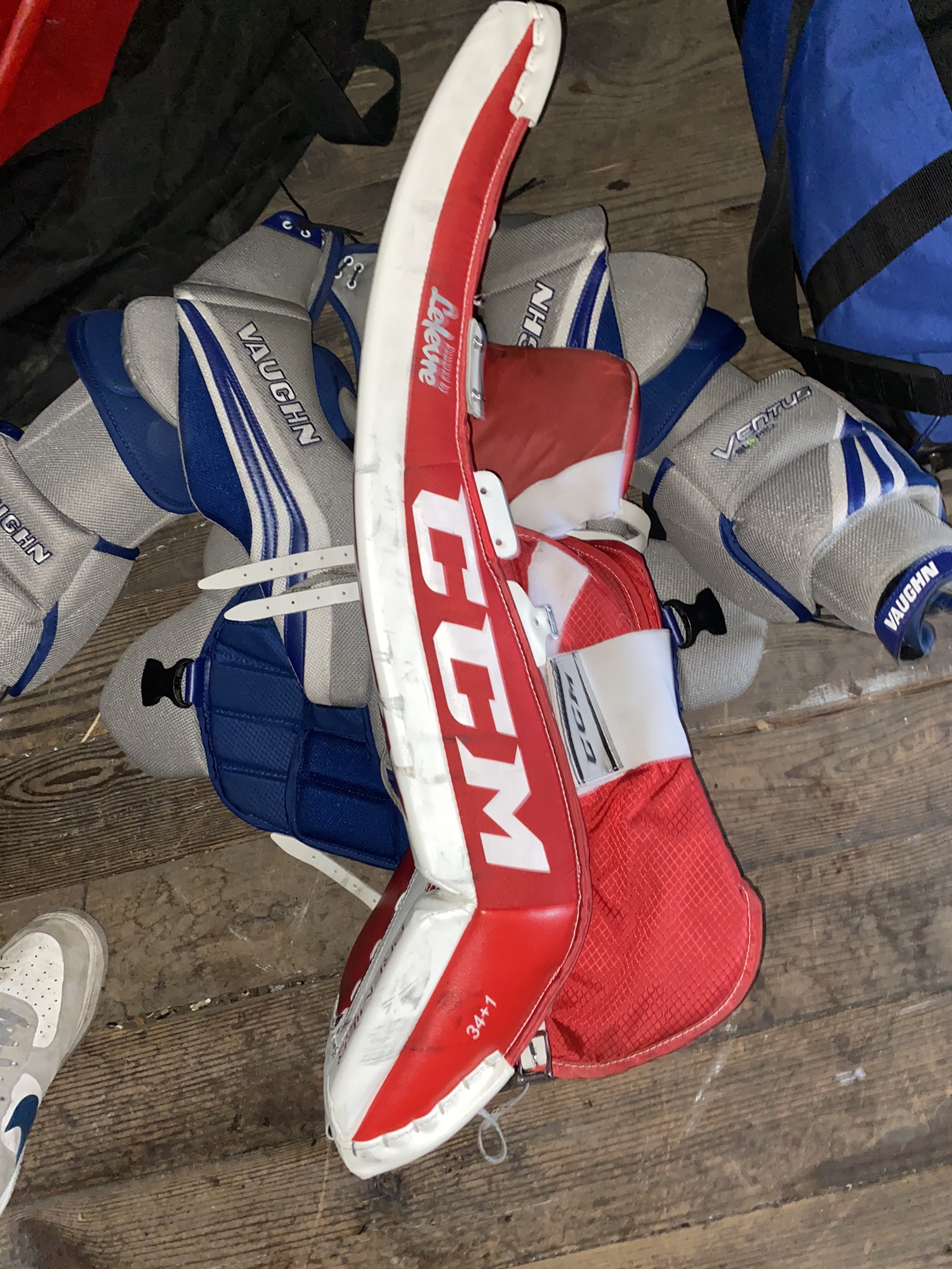 34" CCM Pro Stock Premier R1.5 Goalie Leg Pads SidelineSwap