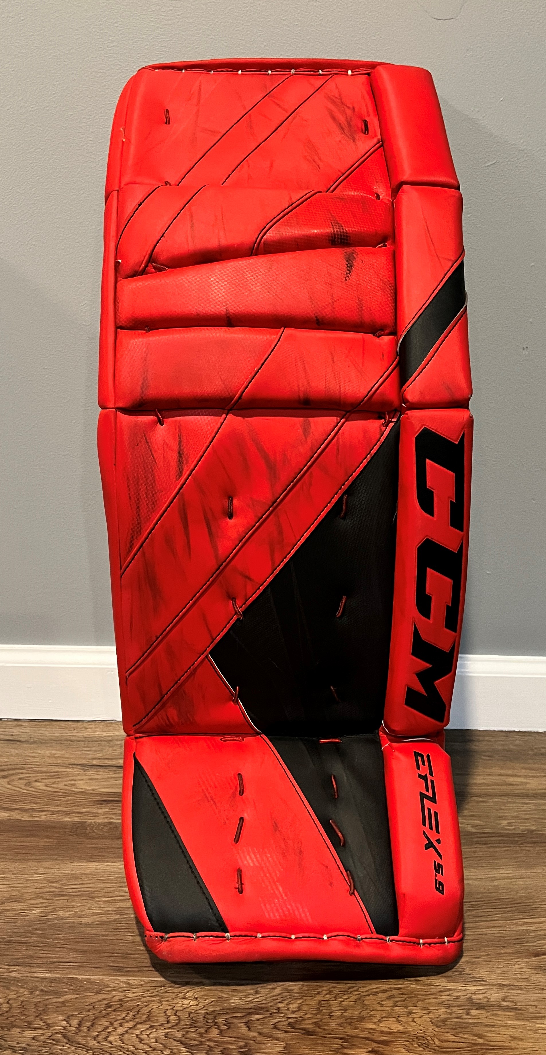 Used 32 +1.5 CCM Extreme Flex 5.9 Red/Black Senior Goalie Leg Pads