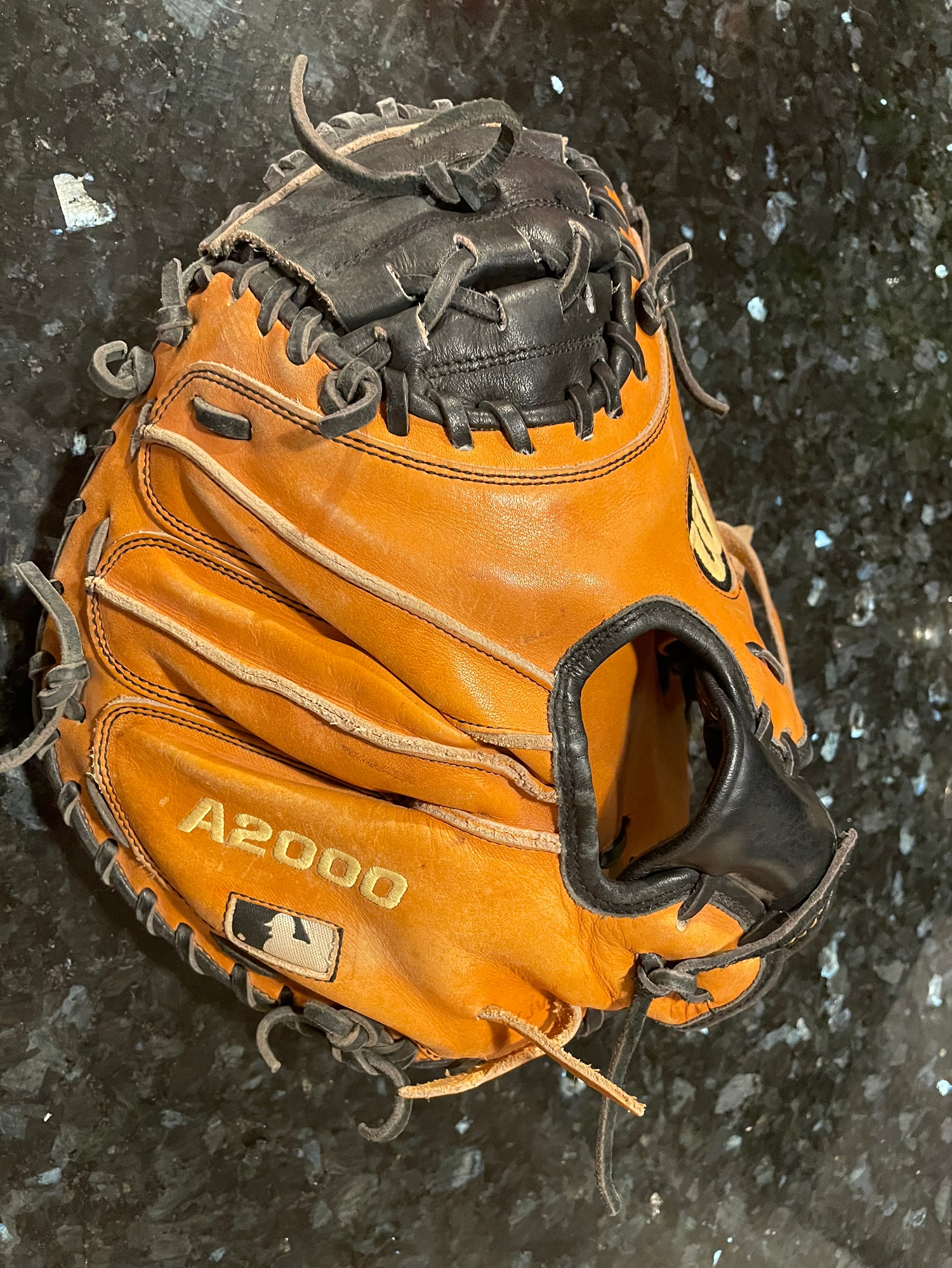 Wilson A2000 Catchers Mitt 32.5 SidelineSwap