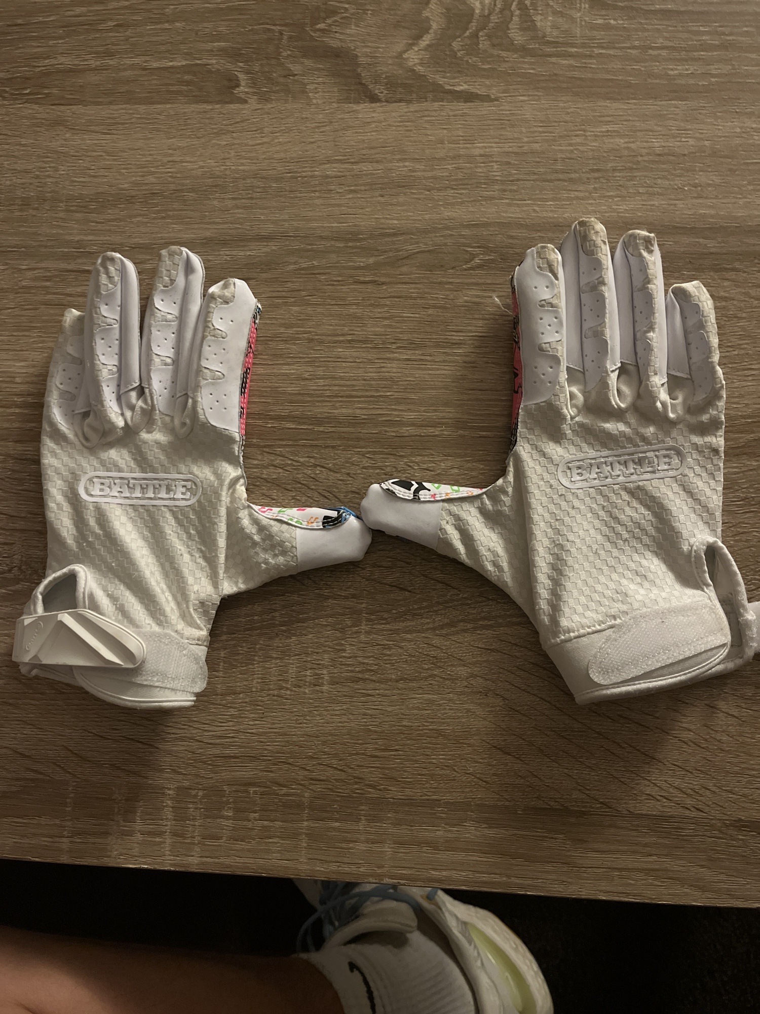 Lightly Used White Adult XL Battle Gloves SidelineSwap