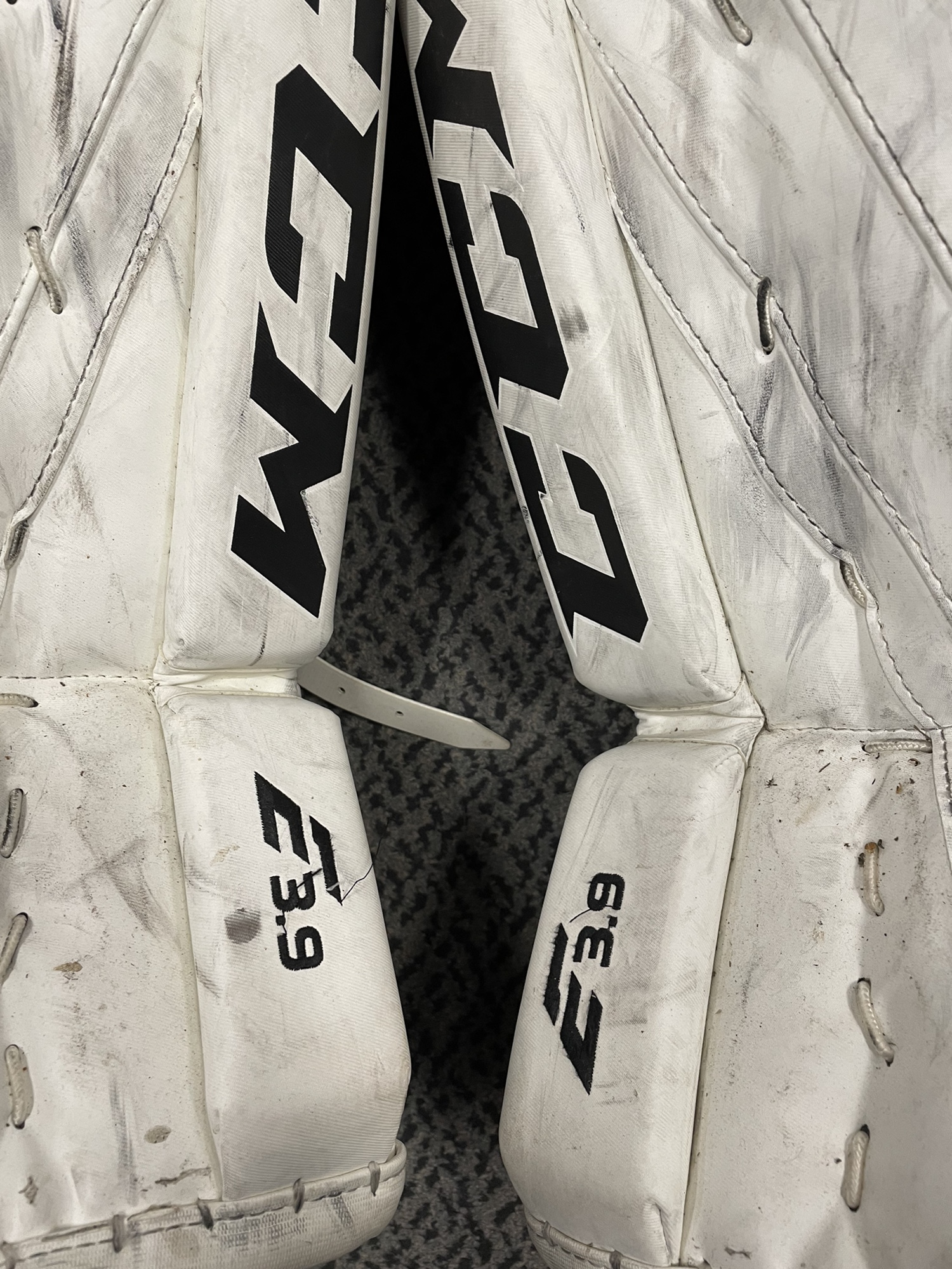 Used CCM E3.9 30” +1 goal pads SidelineSwap