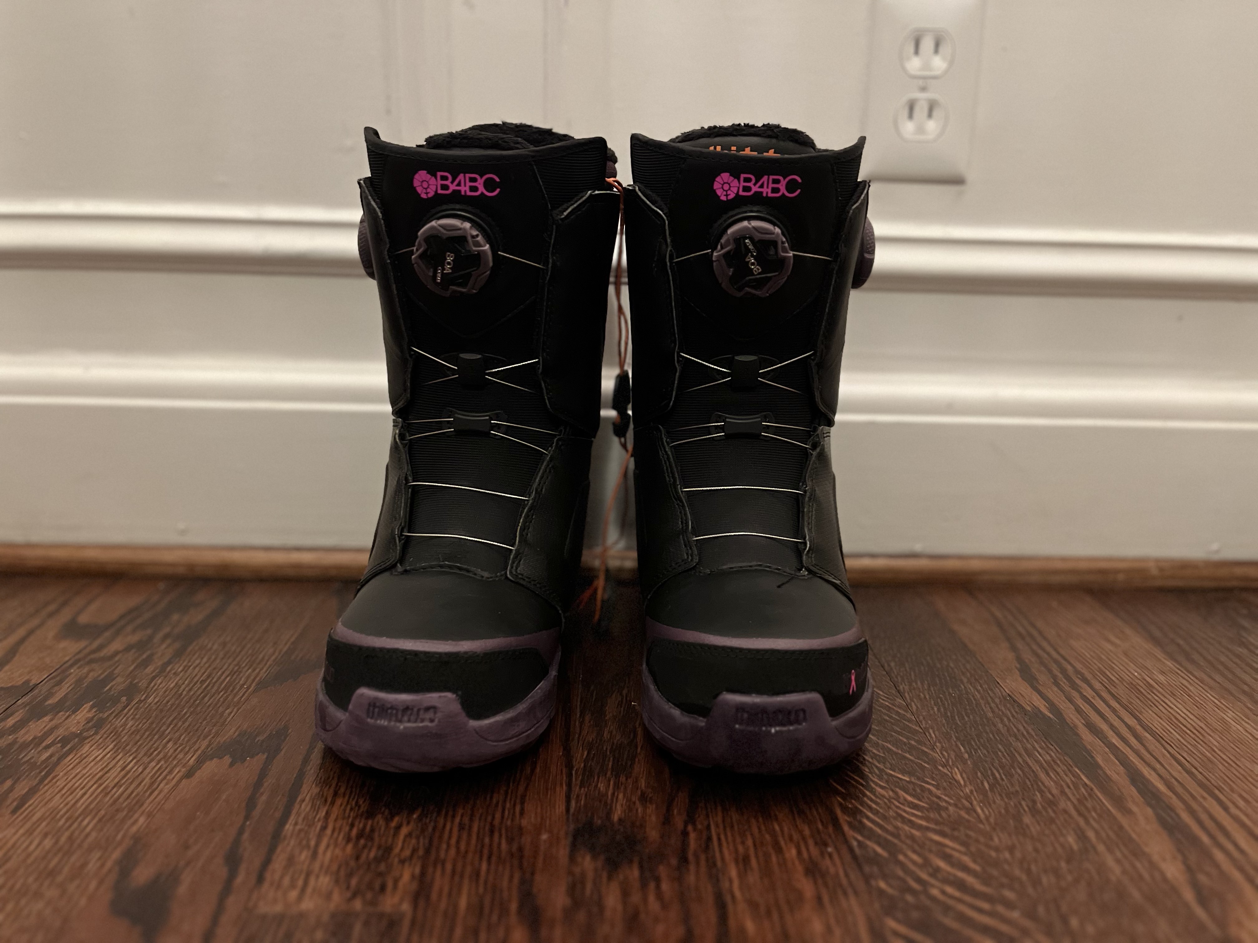 Women's Used Size 6.5 (Women's 7.5) Thirty Two Lashed Double Boa