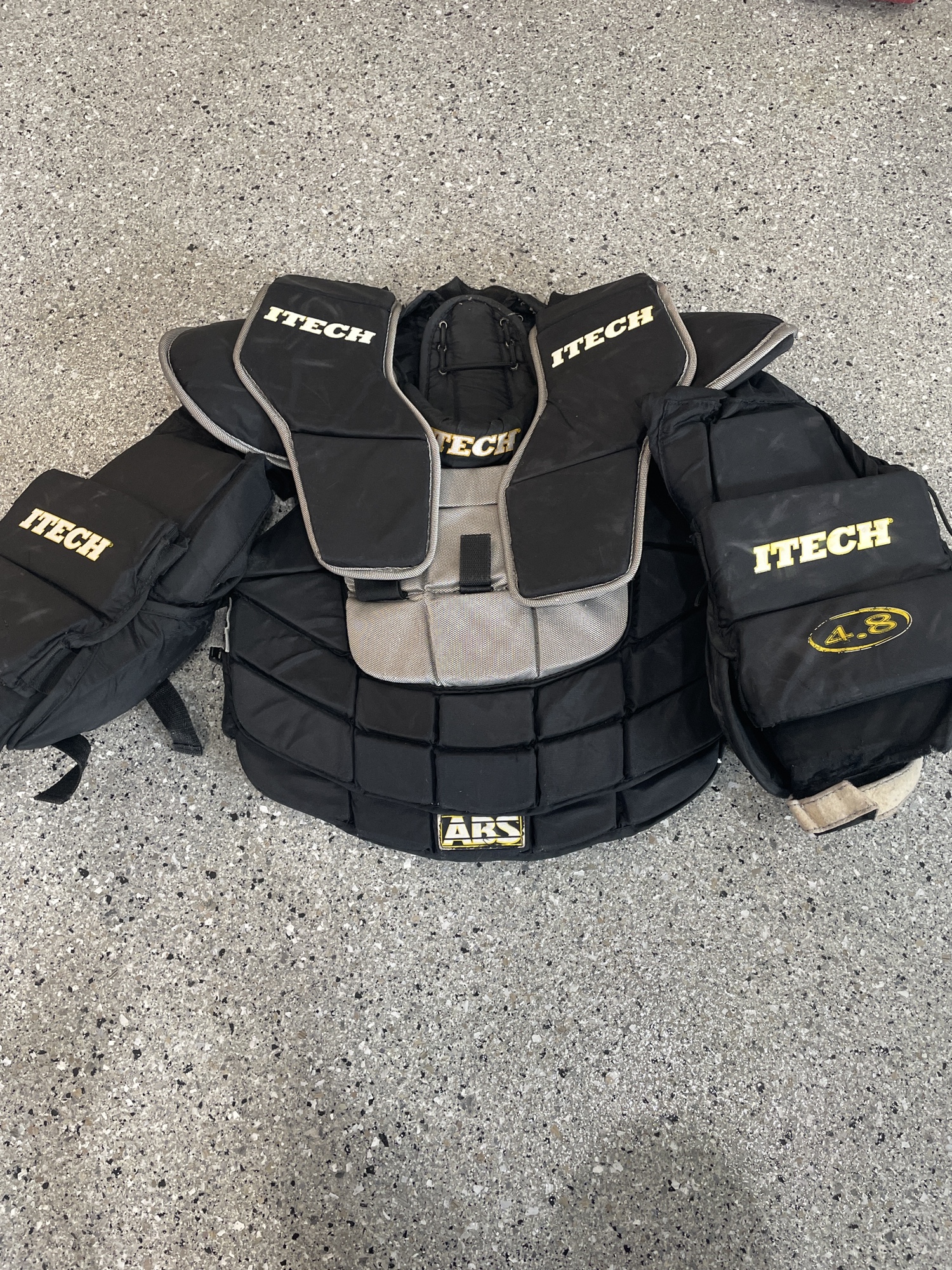 Used Large/Extra Large Itech 4.8 Goalie Chest Protector SidelineSwap