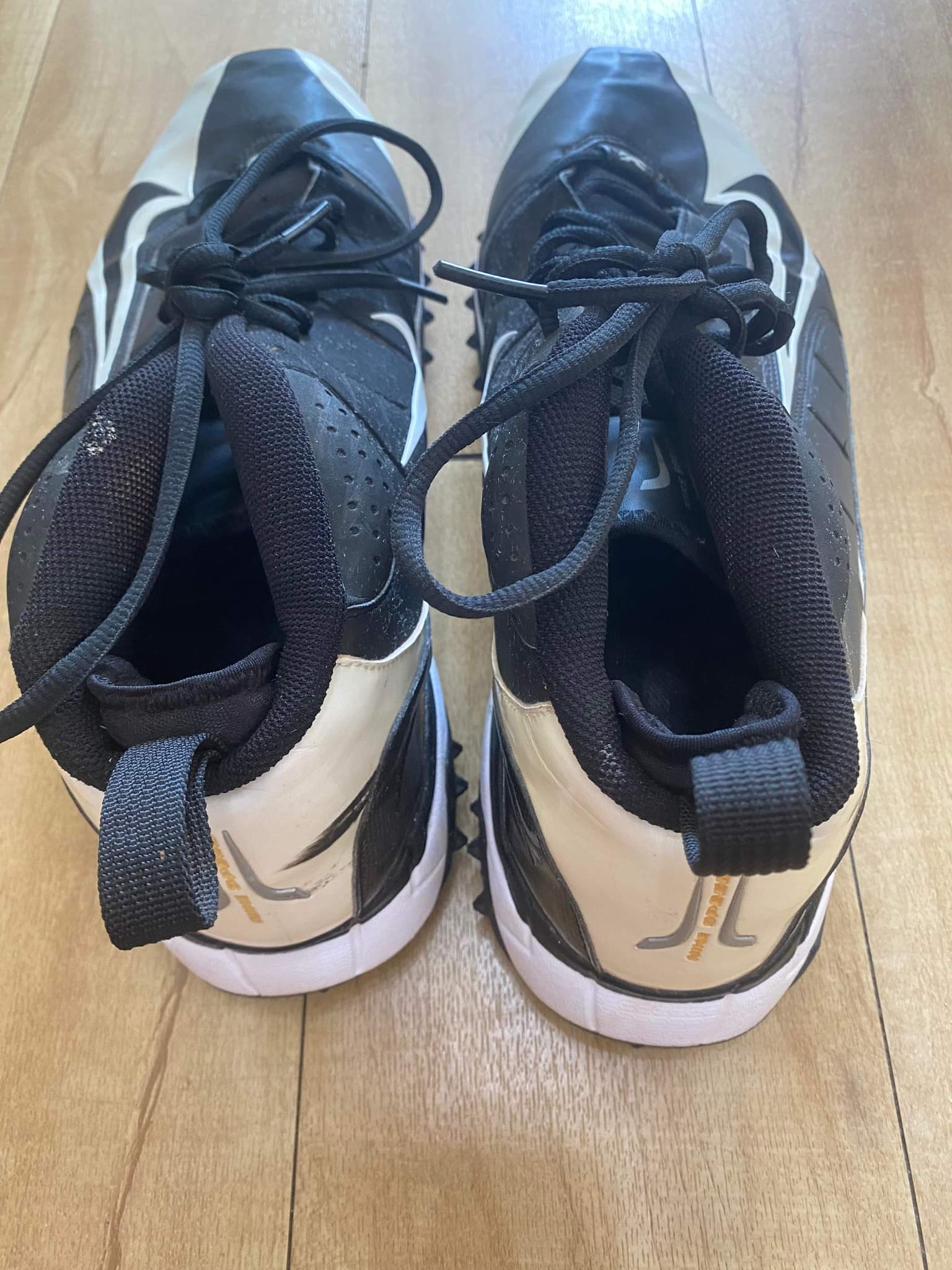 mens size 10.5 football cleats