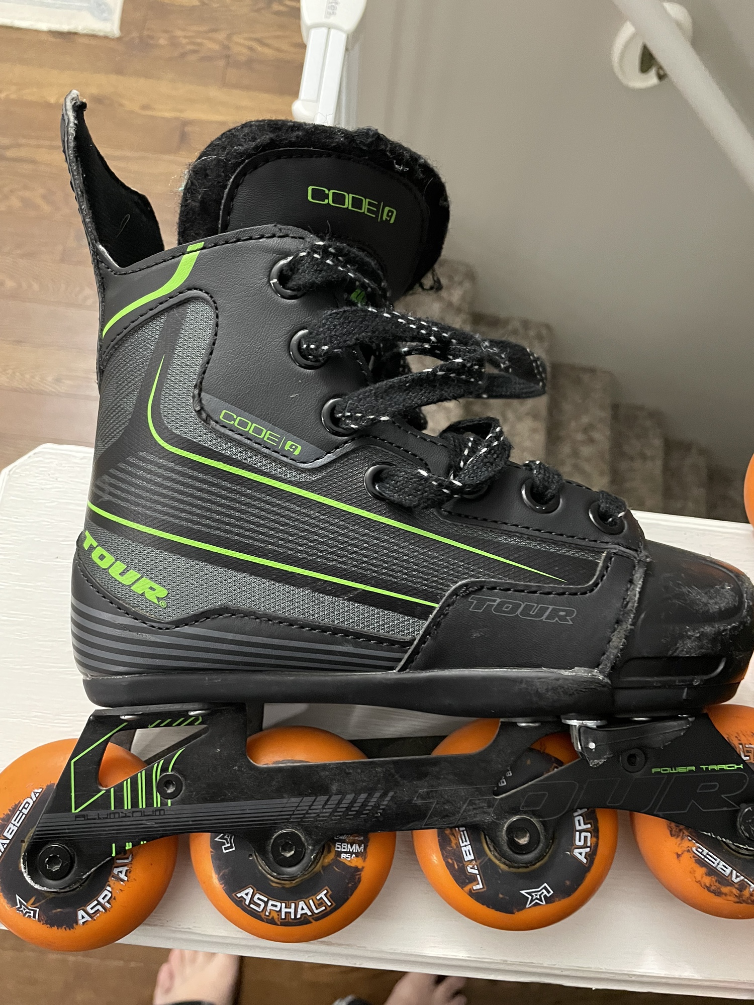Used Youth Tour Inline Skates Adjustable Size 14 w/ Asphalt Wheels
