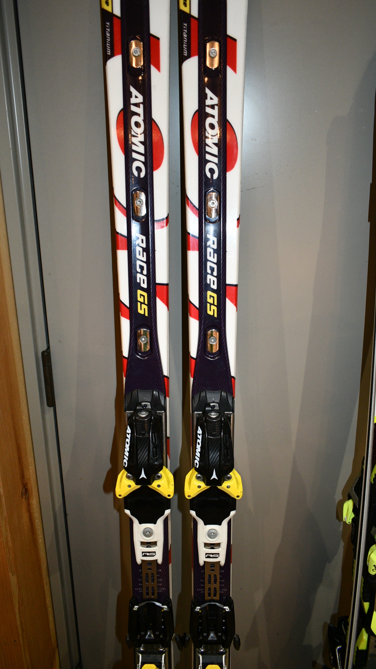 used ATOMIC Race GS 186 Doubledeck Skis with X19 Bindings SidelineSwap