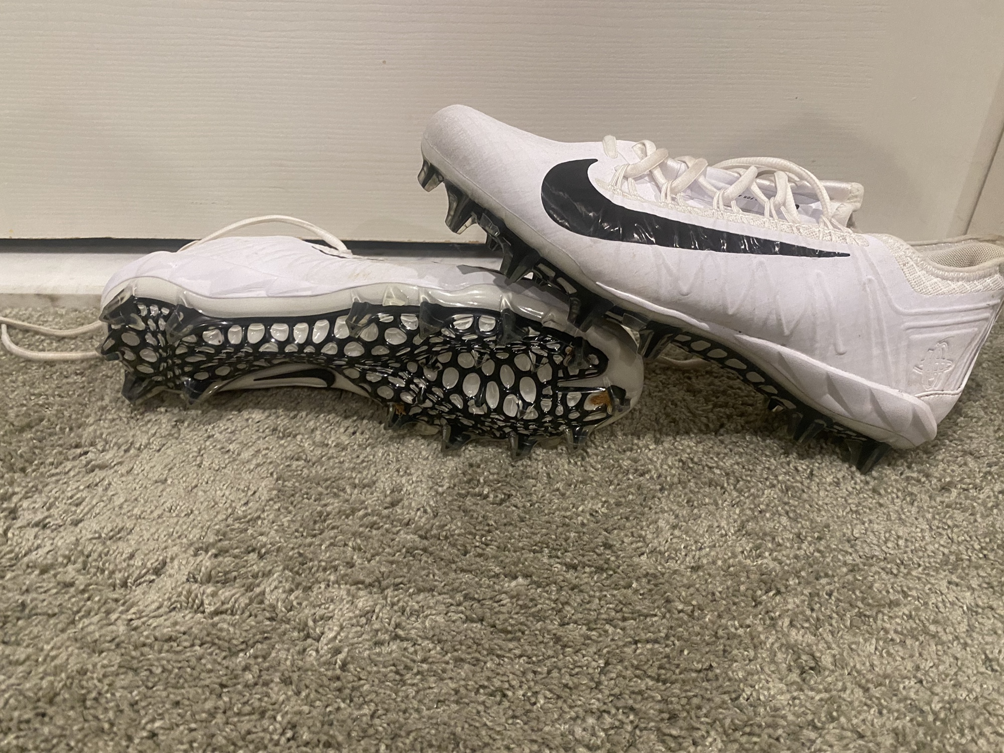 mens white nike cleats