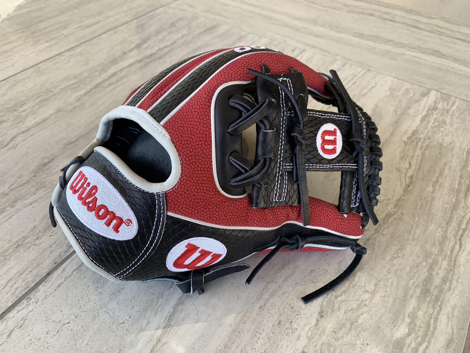 New Infield 11.5" A2000 Baseball Glove SidelineSwap