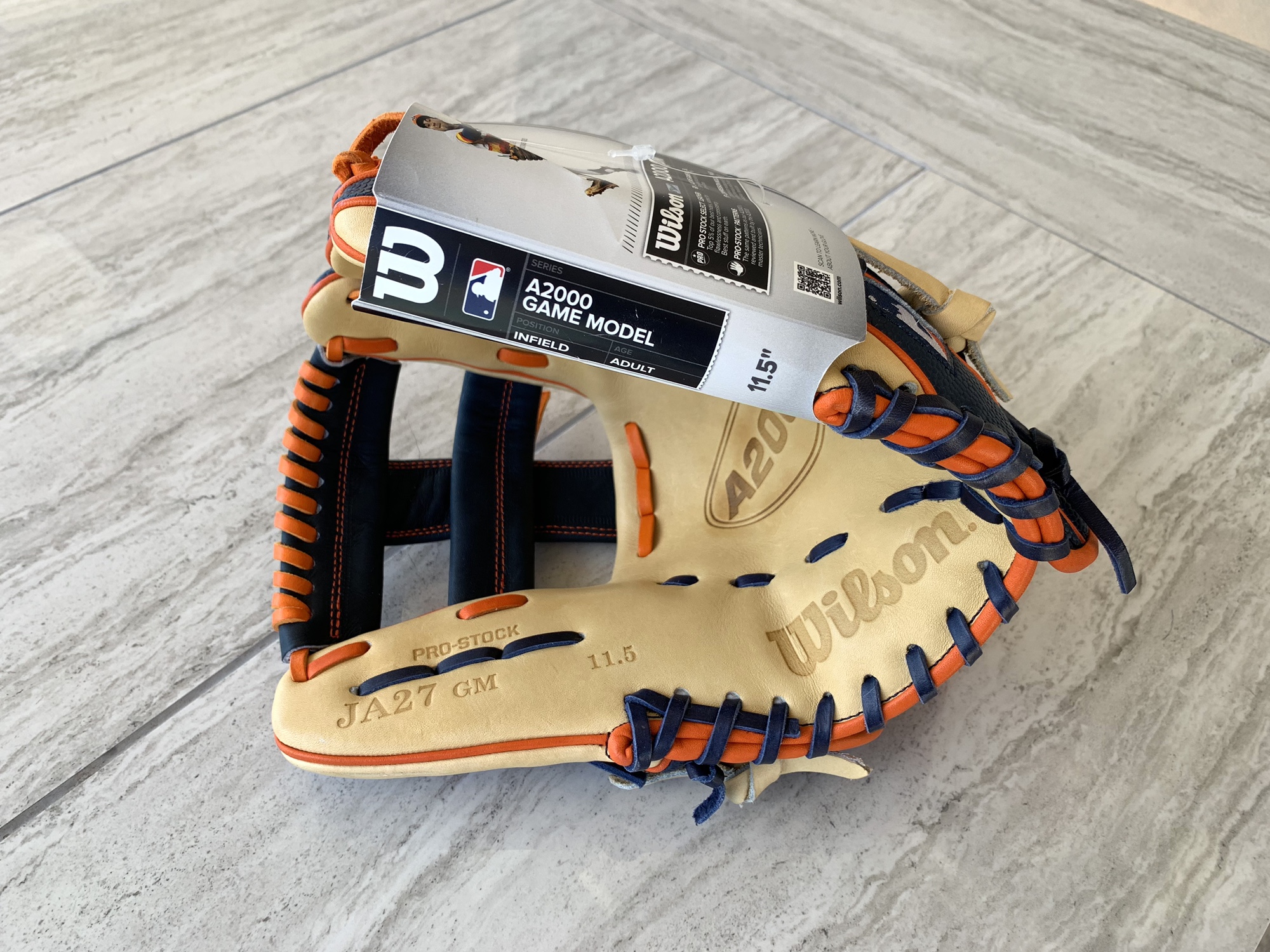 New Infield 11.5" A2000 Baseball Glove SidelineSwap