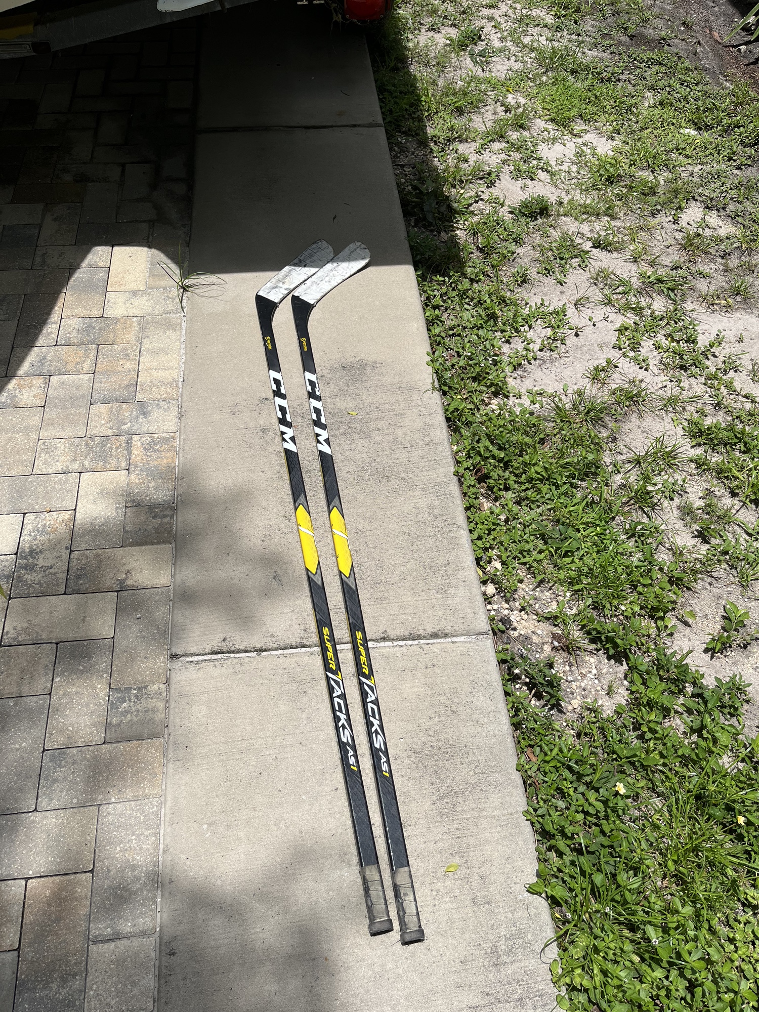 Senior Right Handed Super Tacks AS1 Toe Pattern Pro Stock Hockey Stick