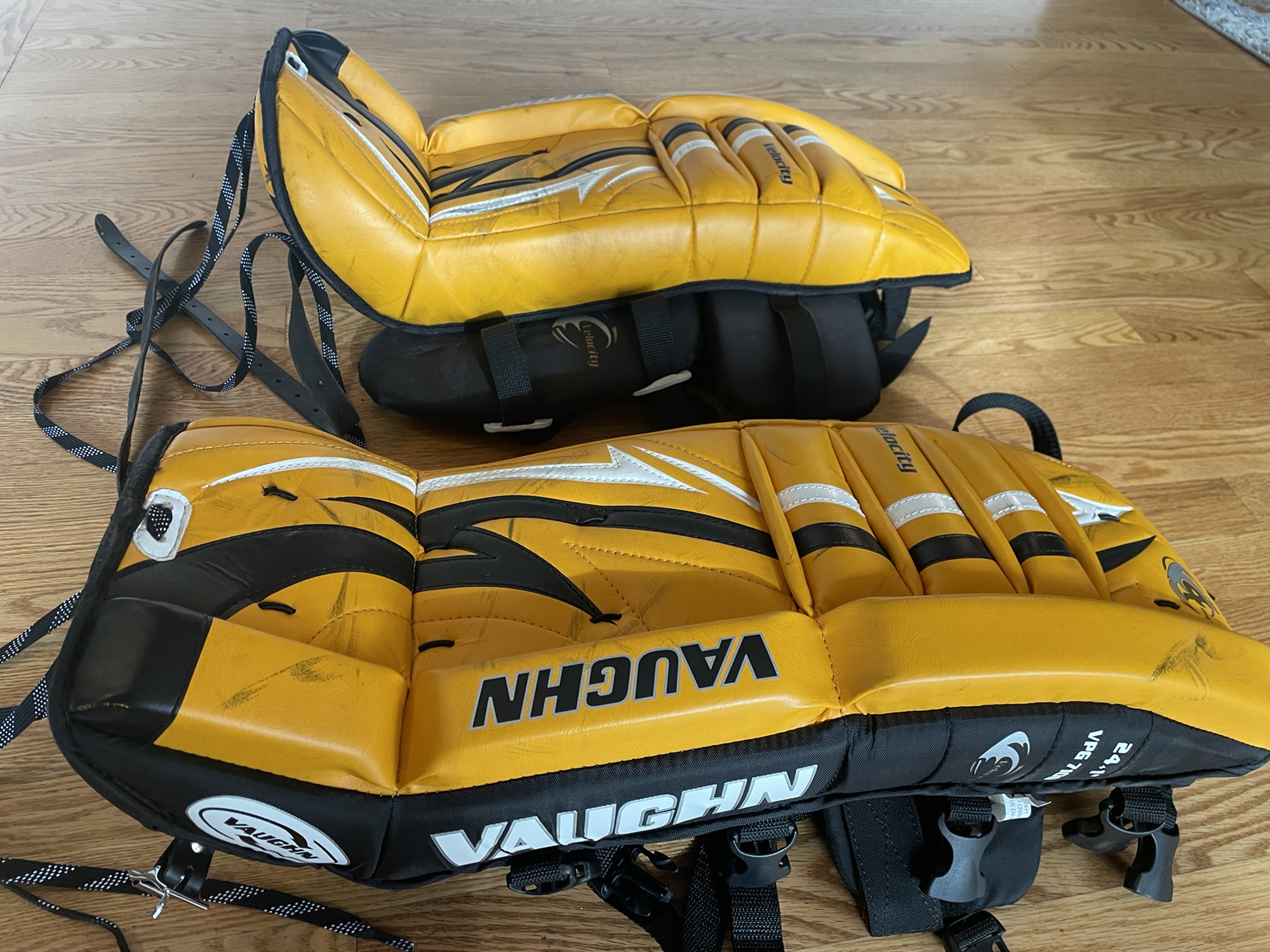 24" +1 Vaughn Velocity 7100 Goalie Leg Pads SidelineSwap