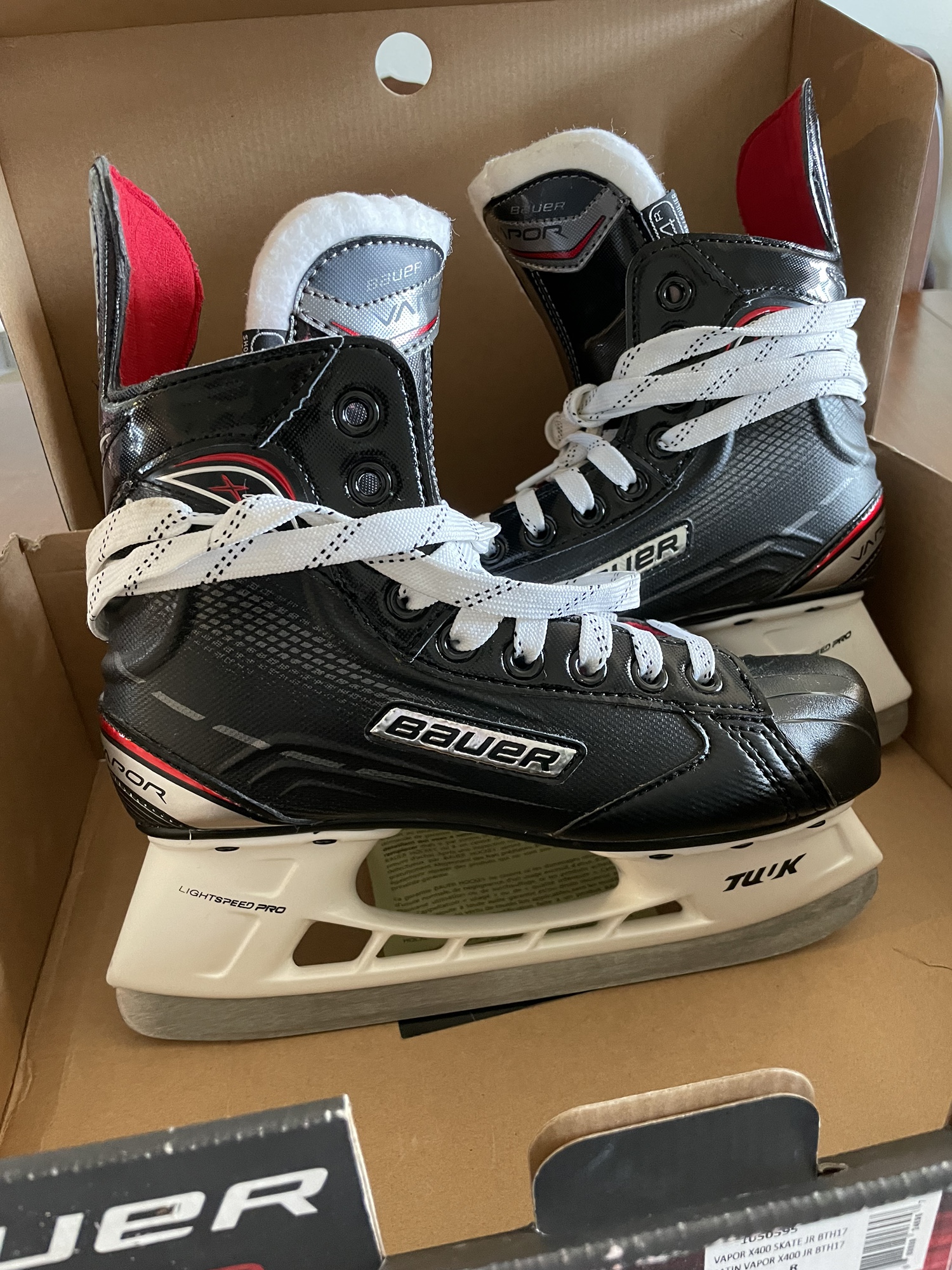 New Bauer Regular Width Size 4 Vapor X400 Hockey Skates SidelineSwap