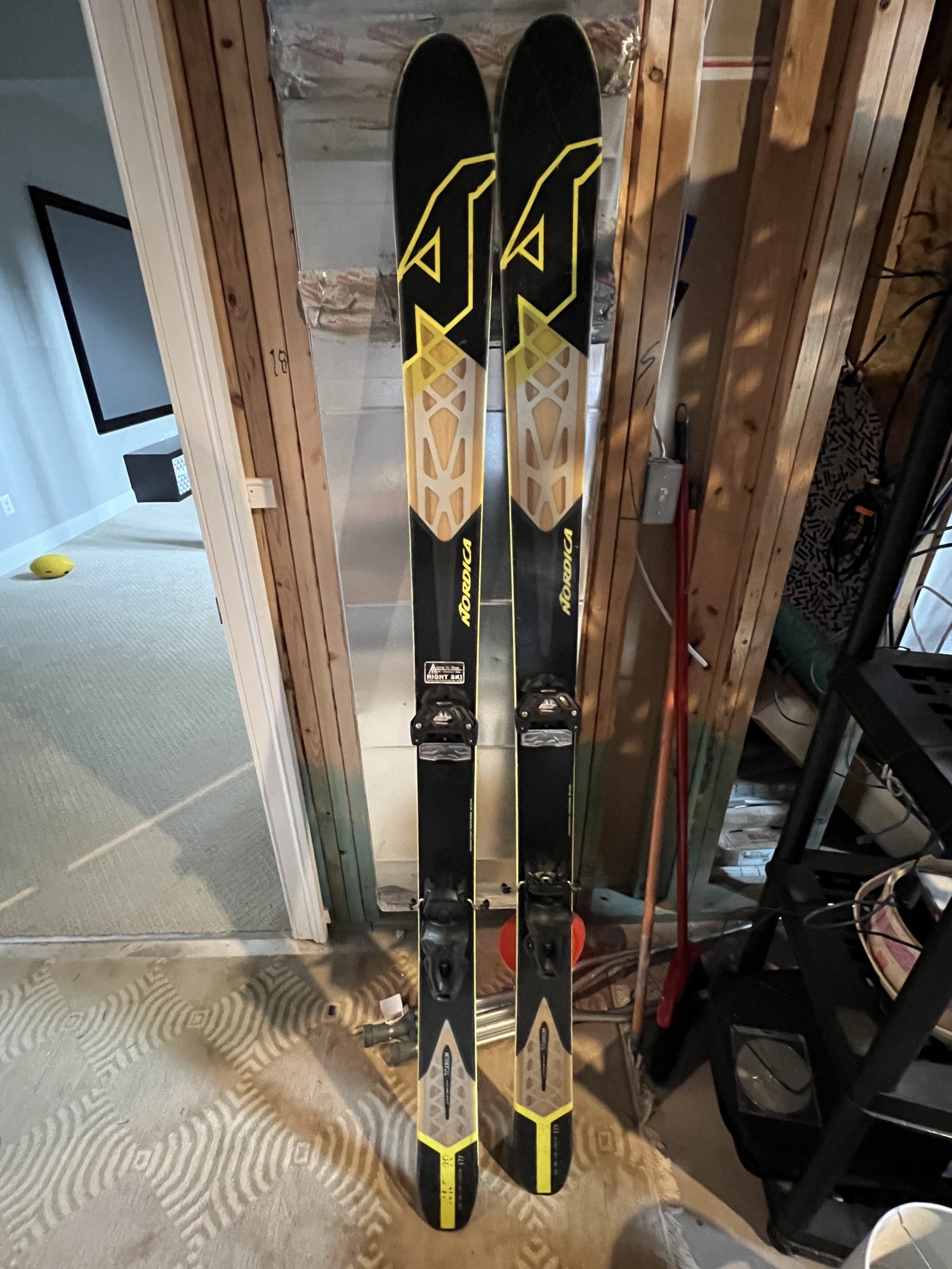 Unisex All Mountain With Bindings Max Din 11 NRGY 90 Skis SidelineSwap