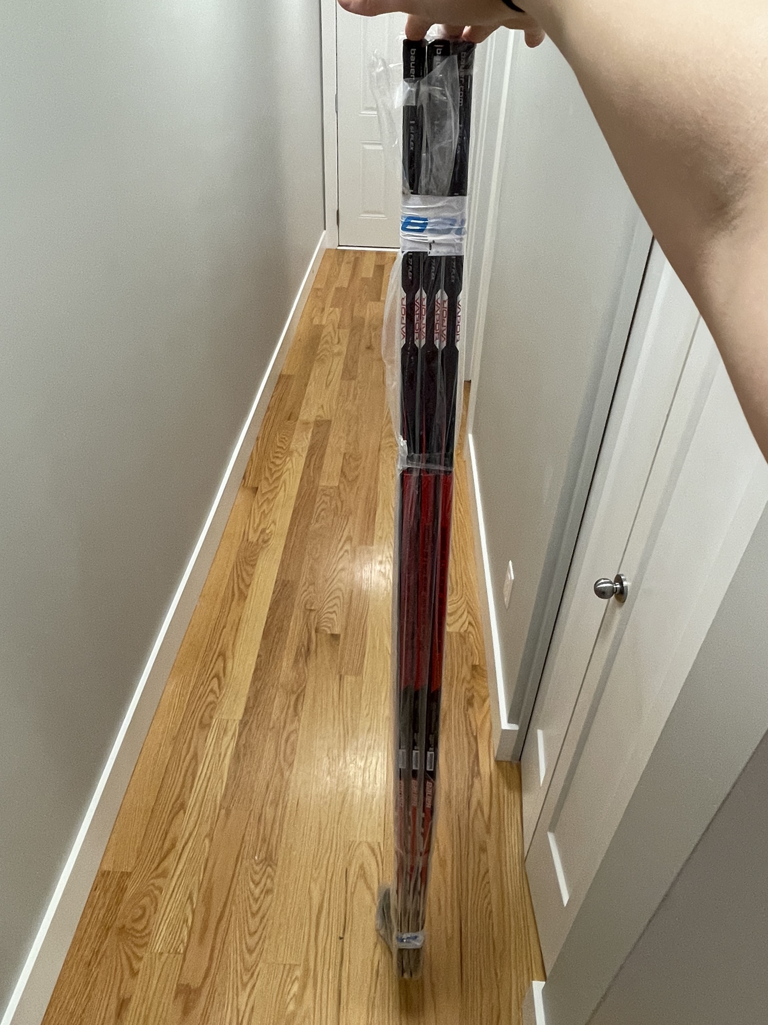 New Bauer Vapor Hyperlite Grip Hockey Sticks Intermediate, Right