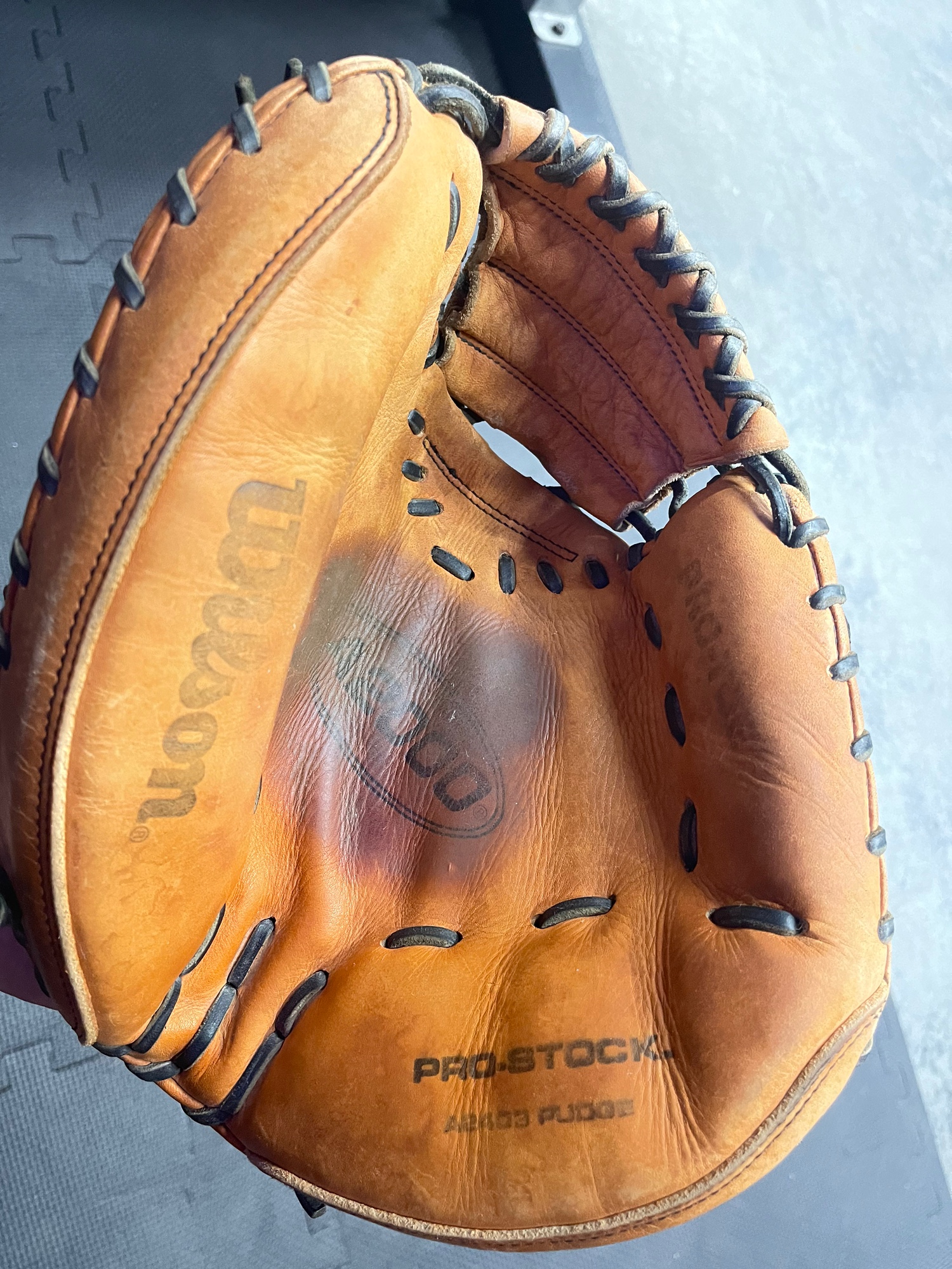 Wilson A2000 Series Catcher’s Mitt 32.5” (A2403 PROSTOCK) SidelineSwap